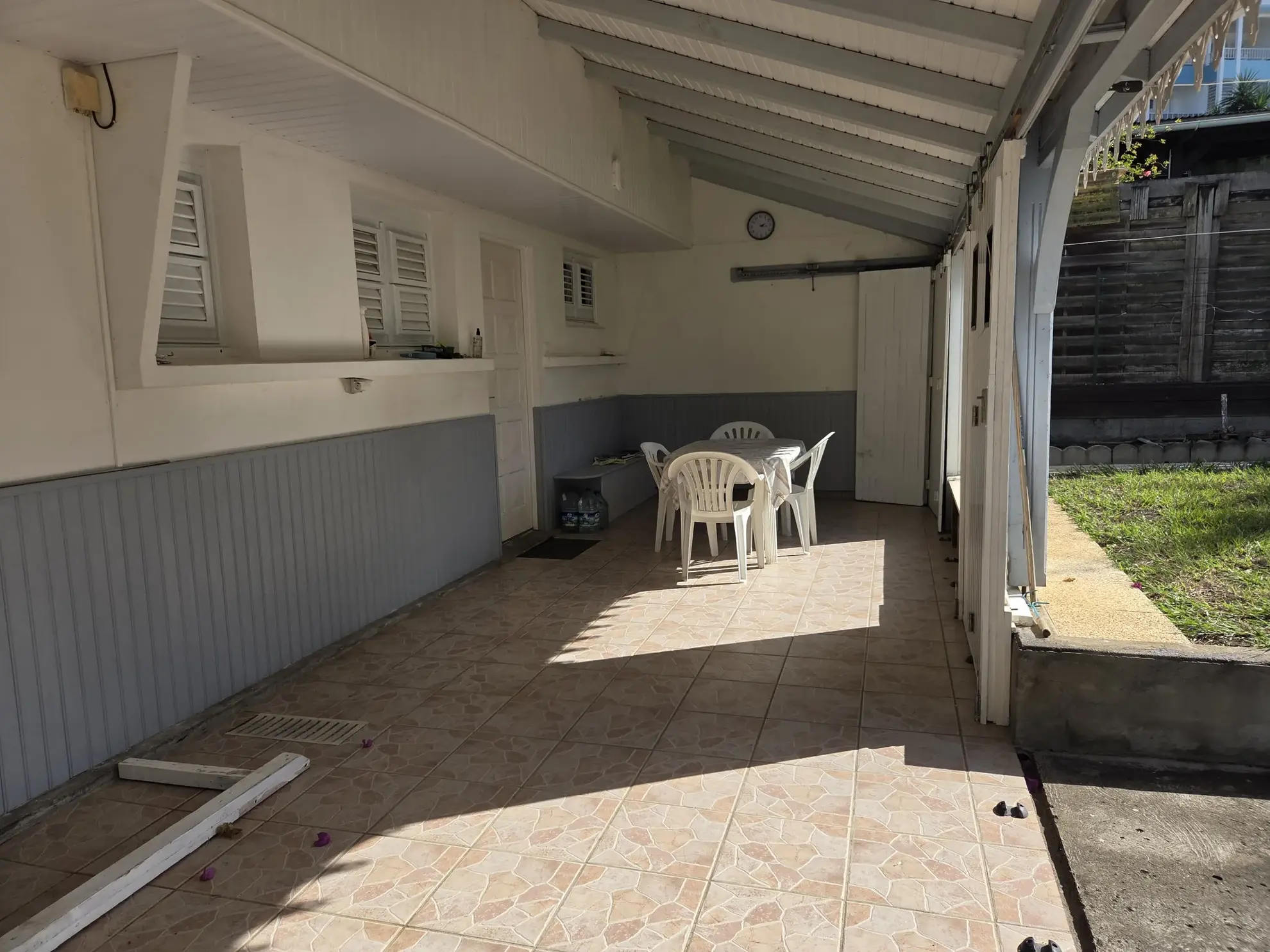 Maison T2 à vendre à Anse Mitan, proche plage - Cadre paisible et vue jardin 