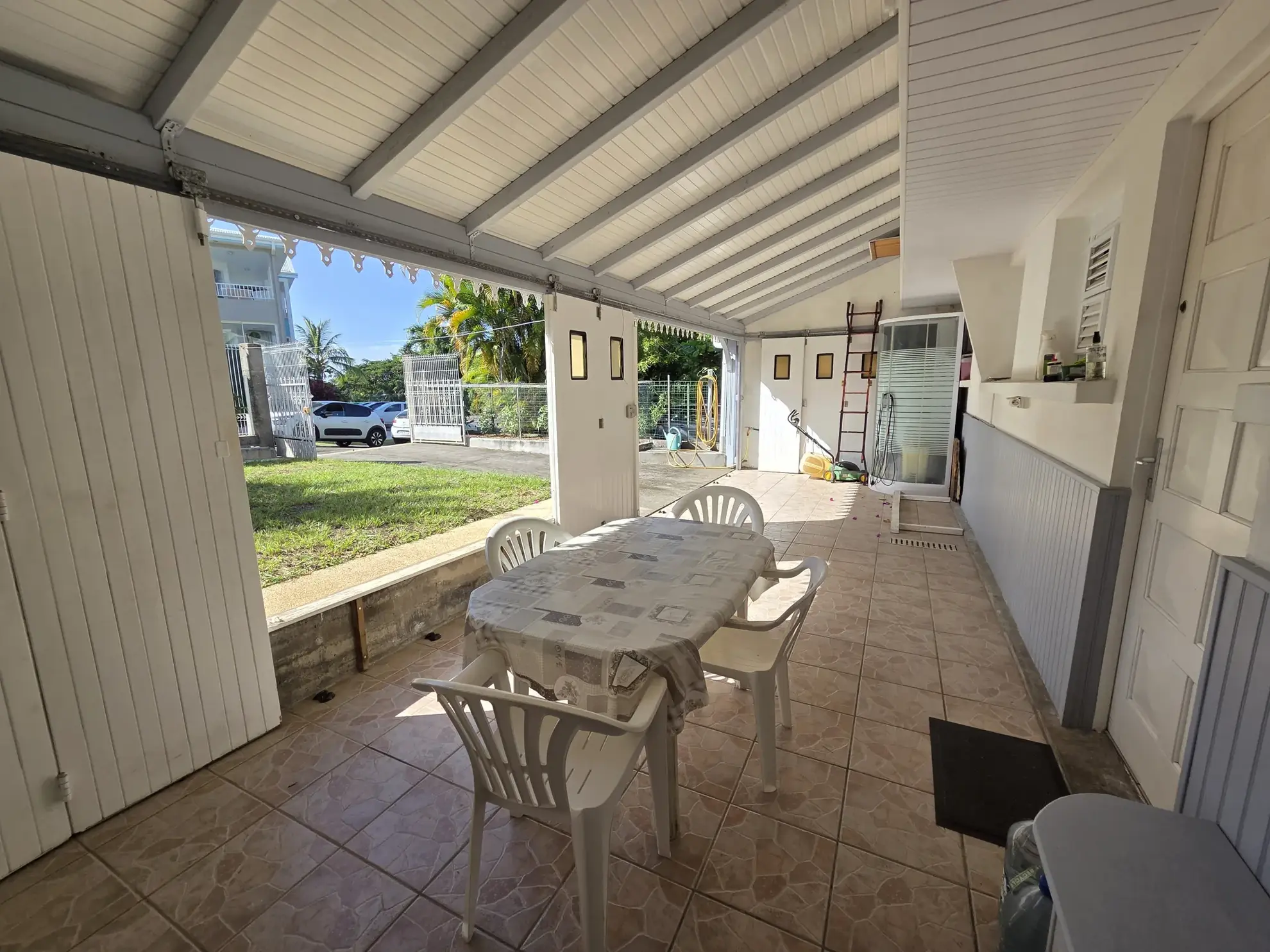 Maison T2 à vendre à Anse Mitan, proche plage - Cadre paisible et vue jardin 