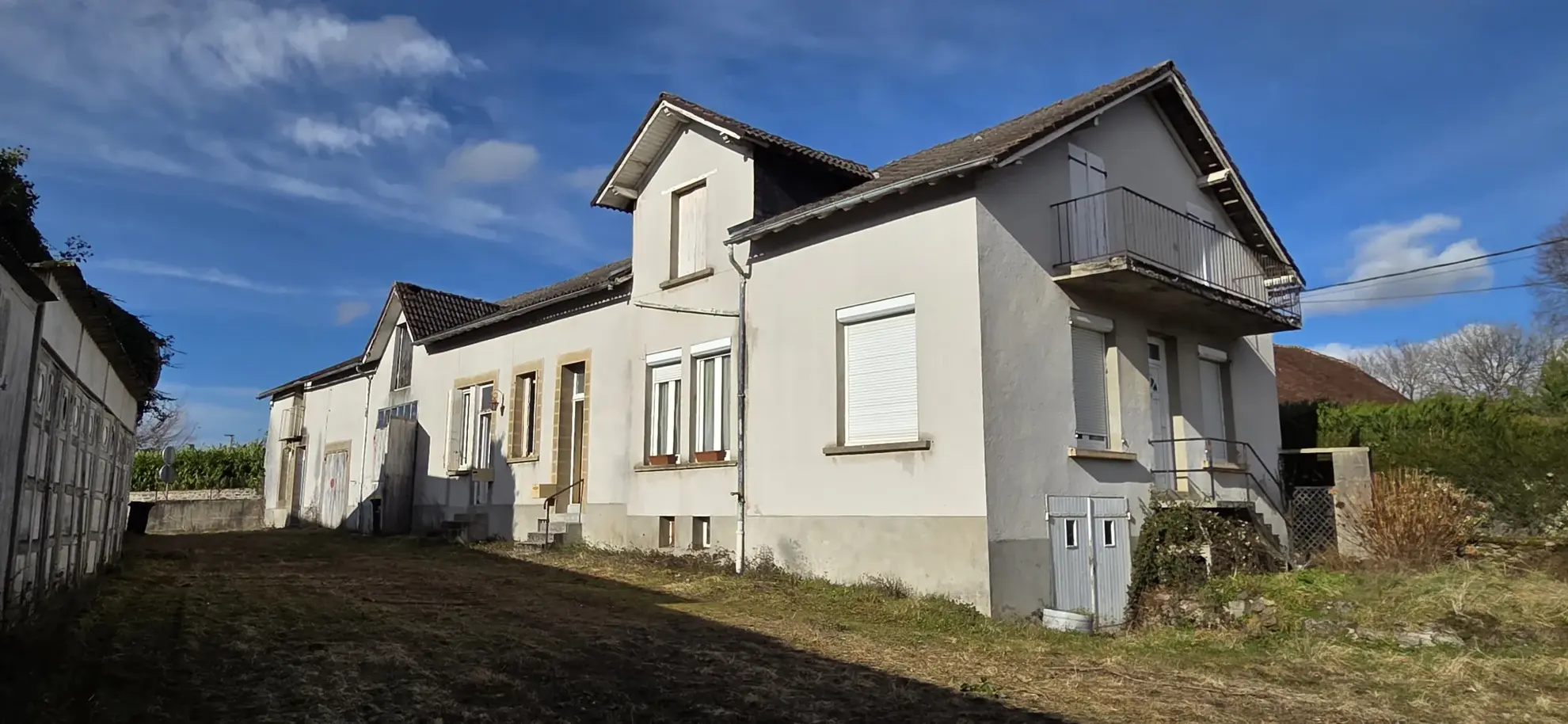 Immeuble à rénover à Lubersac avec 4 logements, garage et terrain de 1690 m²