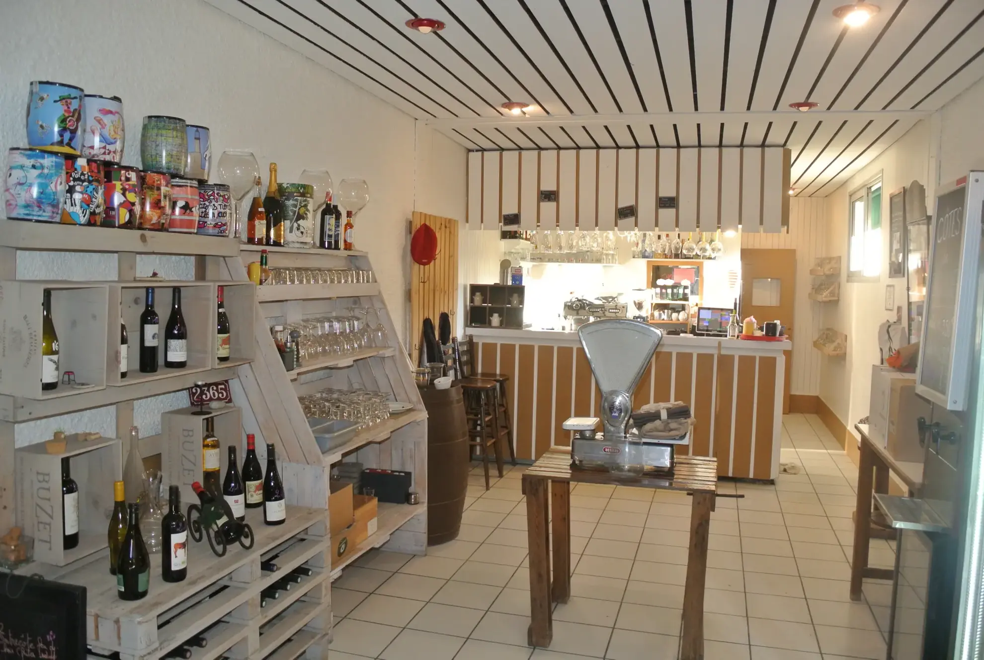 Local commercial avec terrasse et parking à Virazeil 