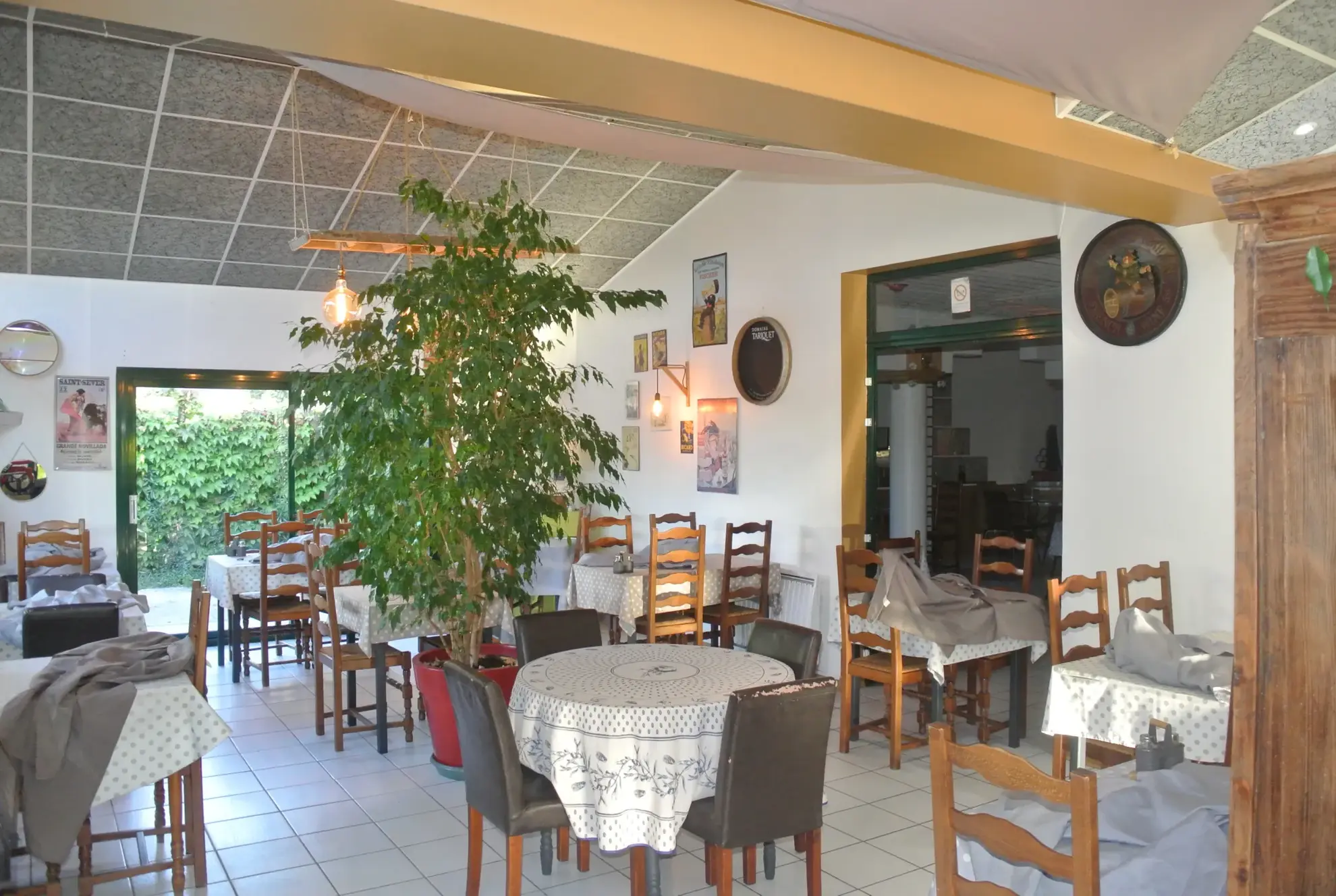 Local commercial avec terrasse et parking à Virazeil 