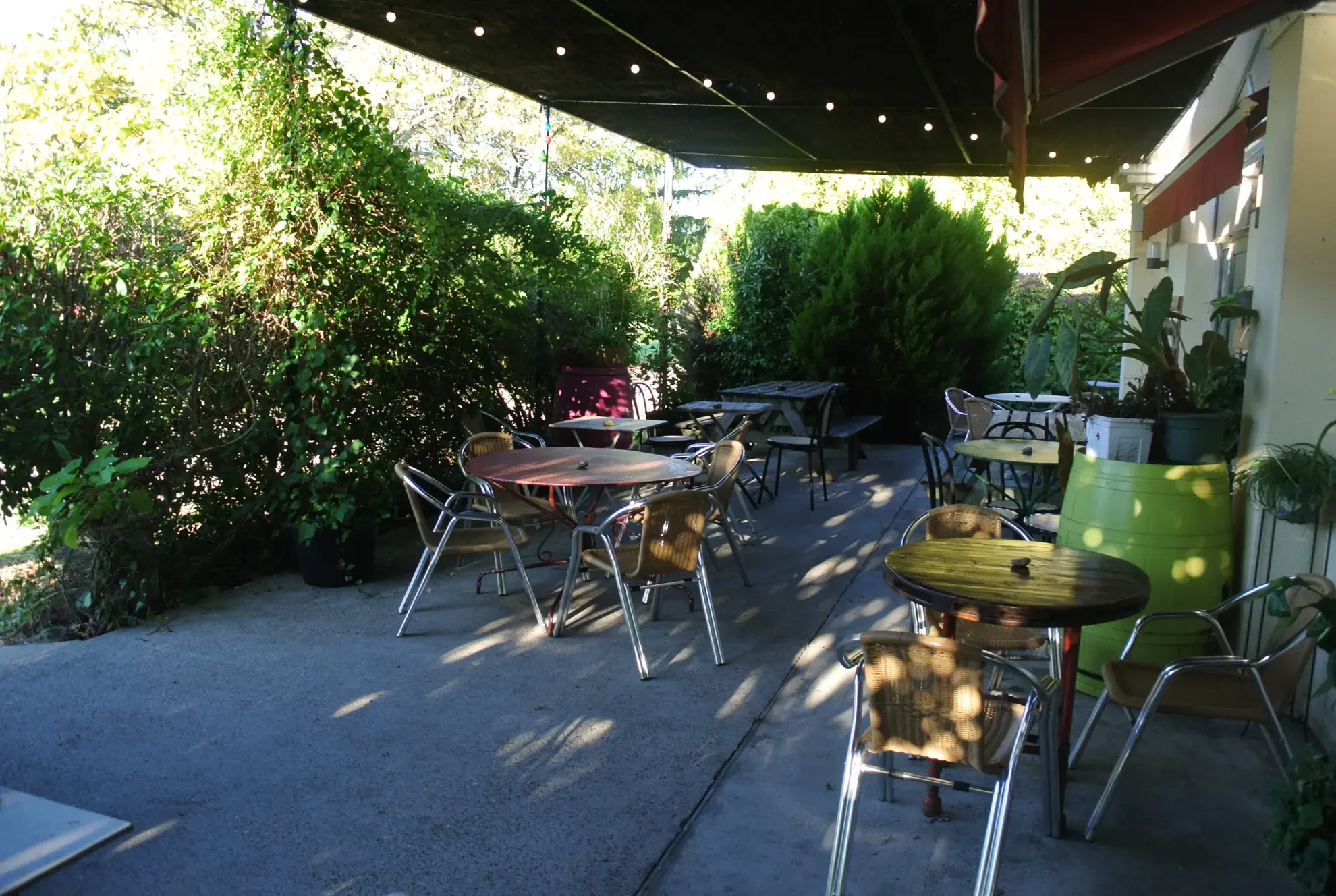 Local commercial avec terrasse et parking à Virazeil