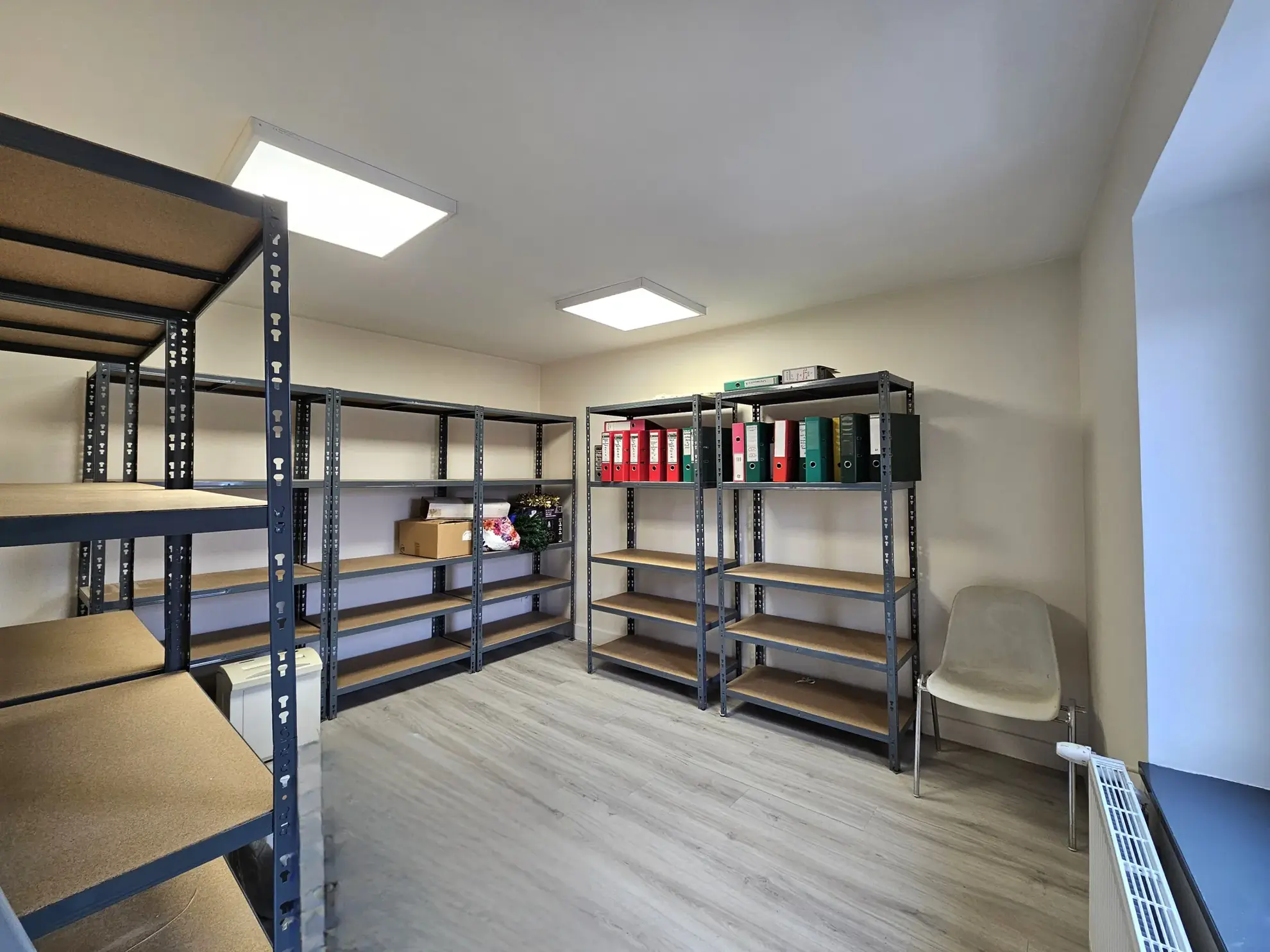 Ensemble immobilier avec appartement, maison de ville, grange et cave à Saint-Bonnet-Près-Riom 