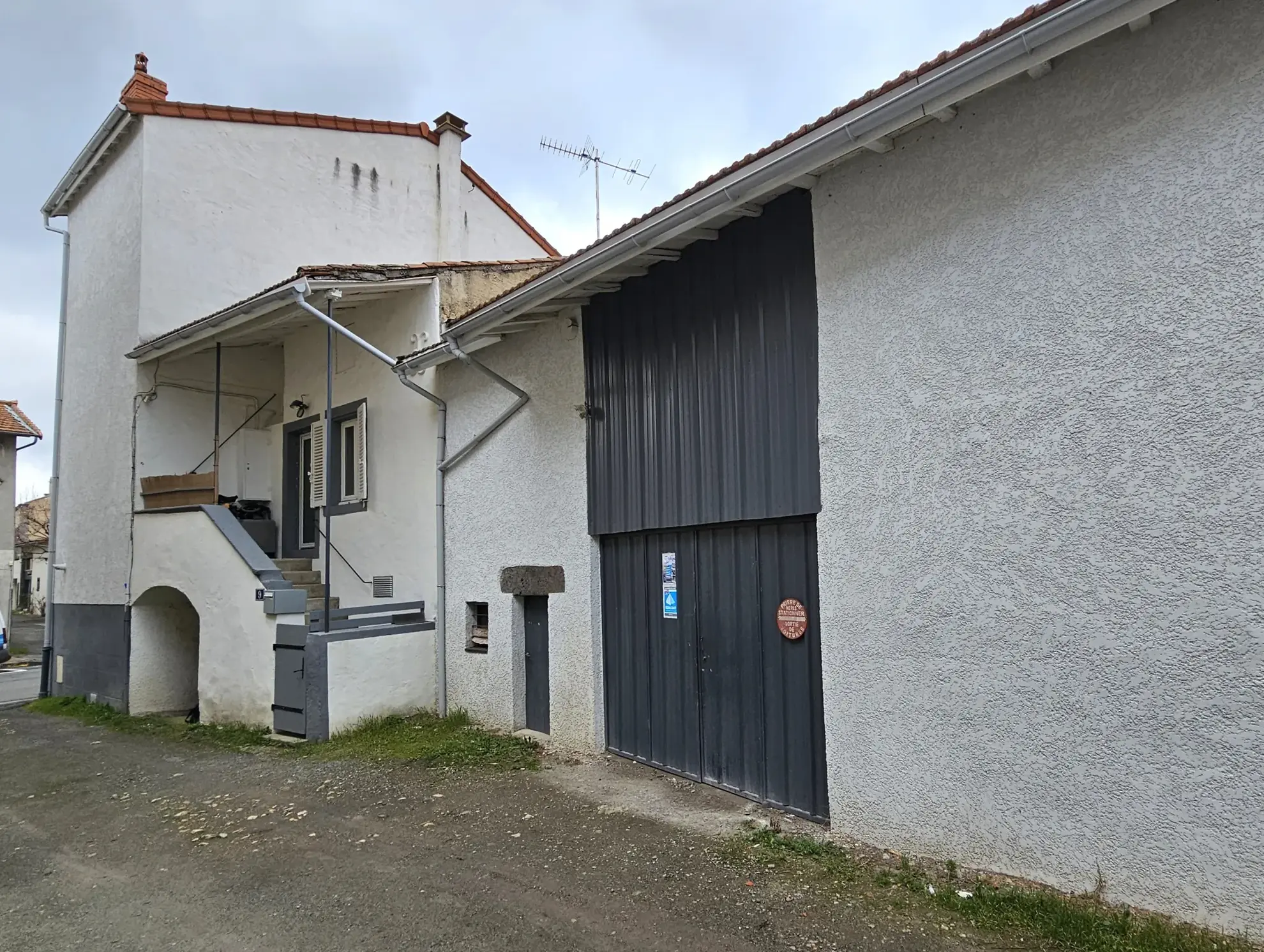 Ensemble immobilier avec appartement, maison de ville, grange et cave à Saint-Bonnet-Près-Riom 