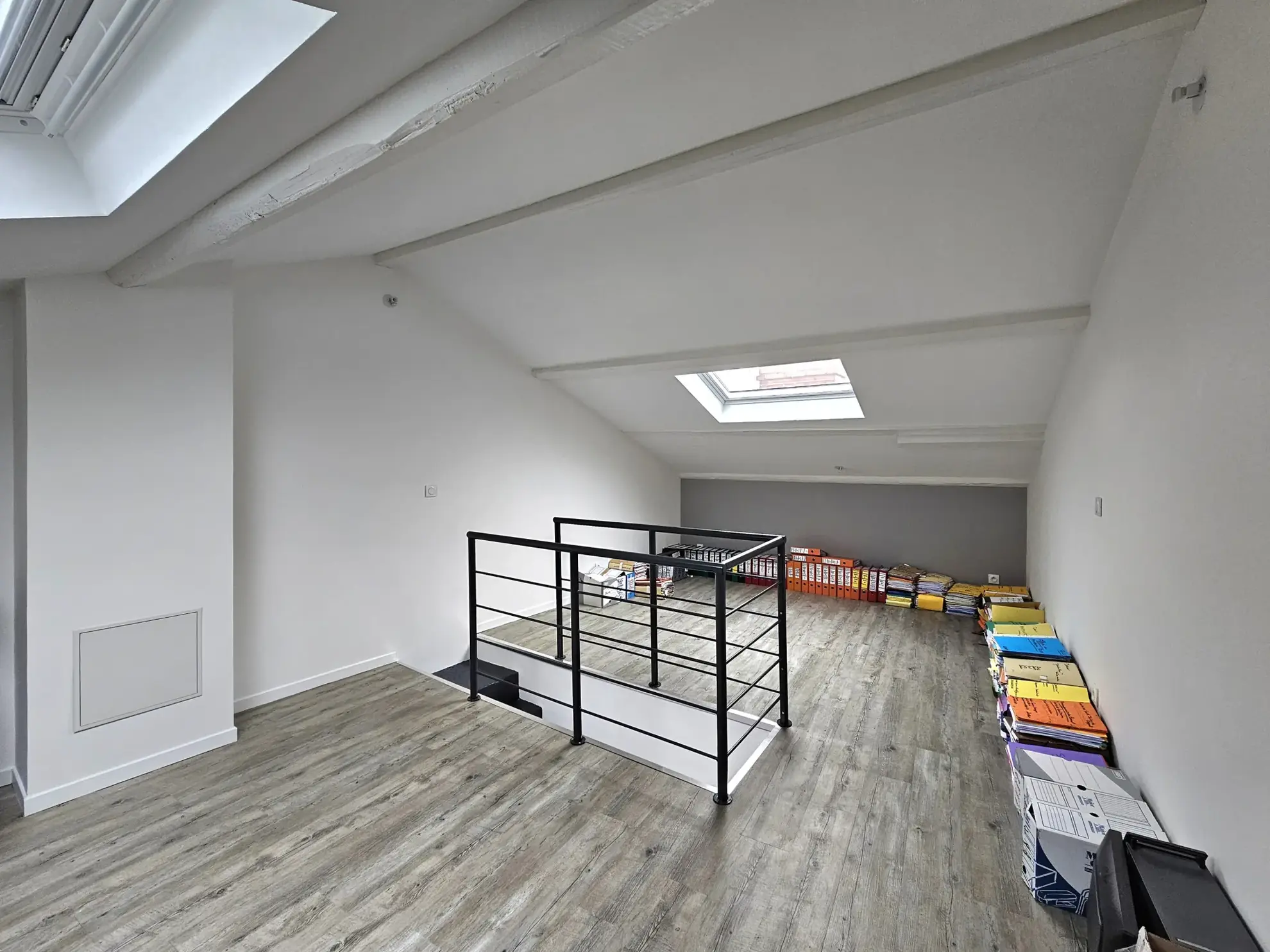 Ensemble immobilier avec appartement, maison de ville, grange et cave à Saint-Bonnet-Près-Riom 