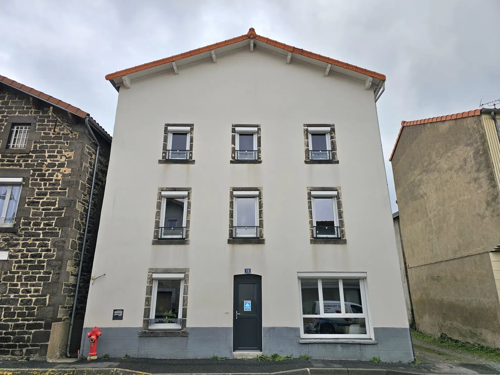 Ensemble immobilier avec appartement, maison de ville, grange et cave à Saint-Bonnet-Près-Riom 