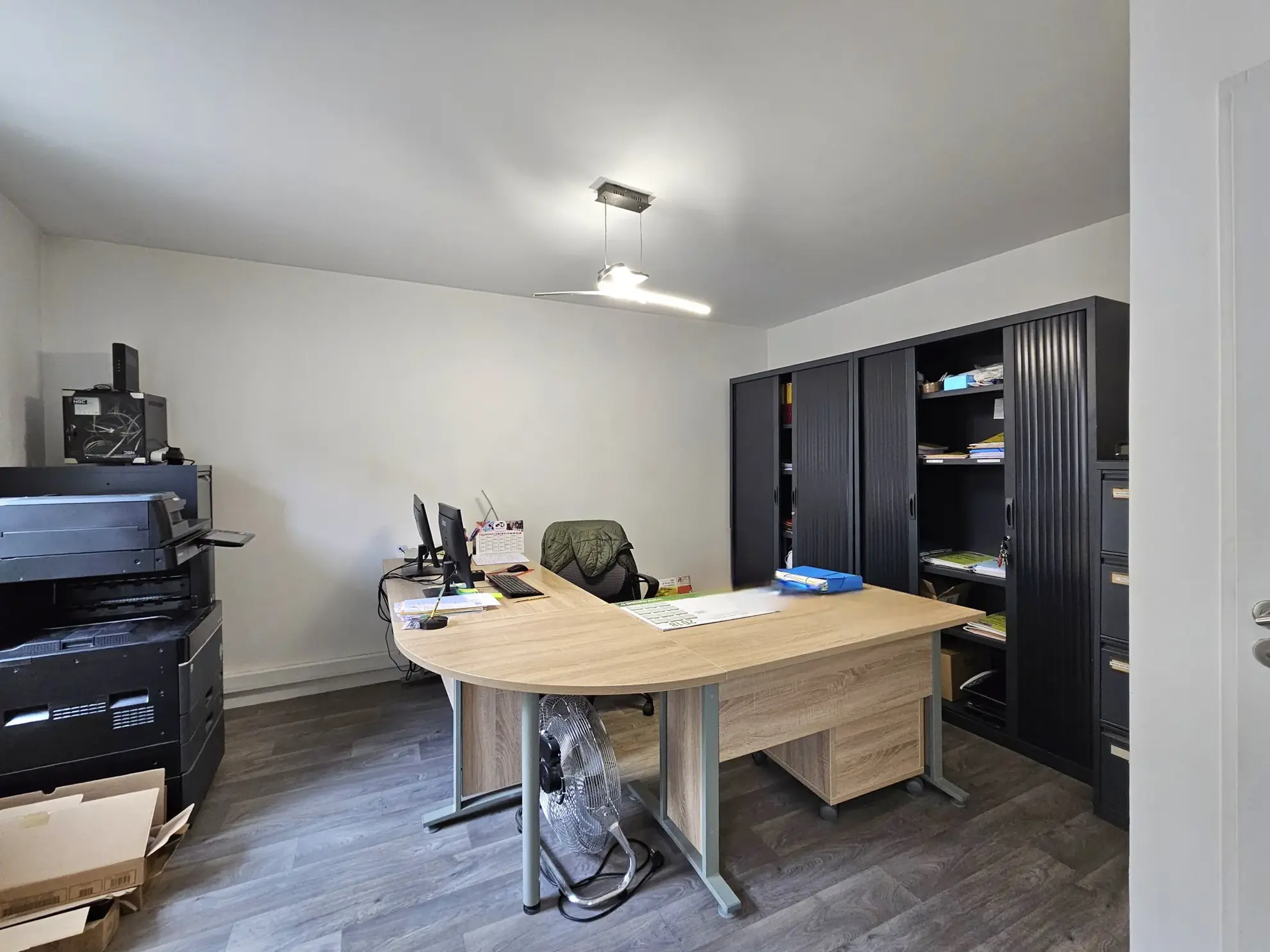 Ensemble immobilier avec appartement, maison de ville, grange et cave à Saint-Bonnet-Près-Riom 