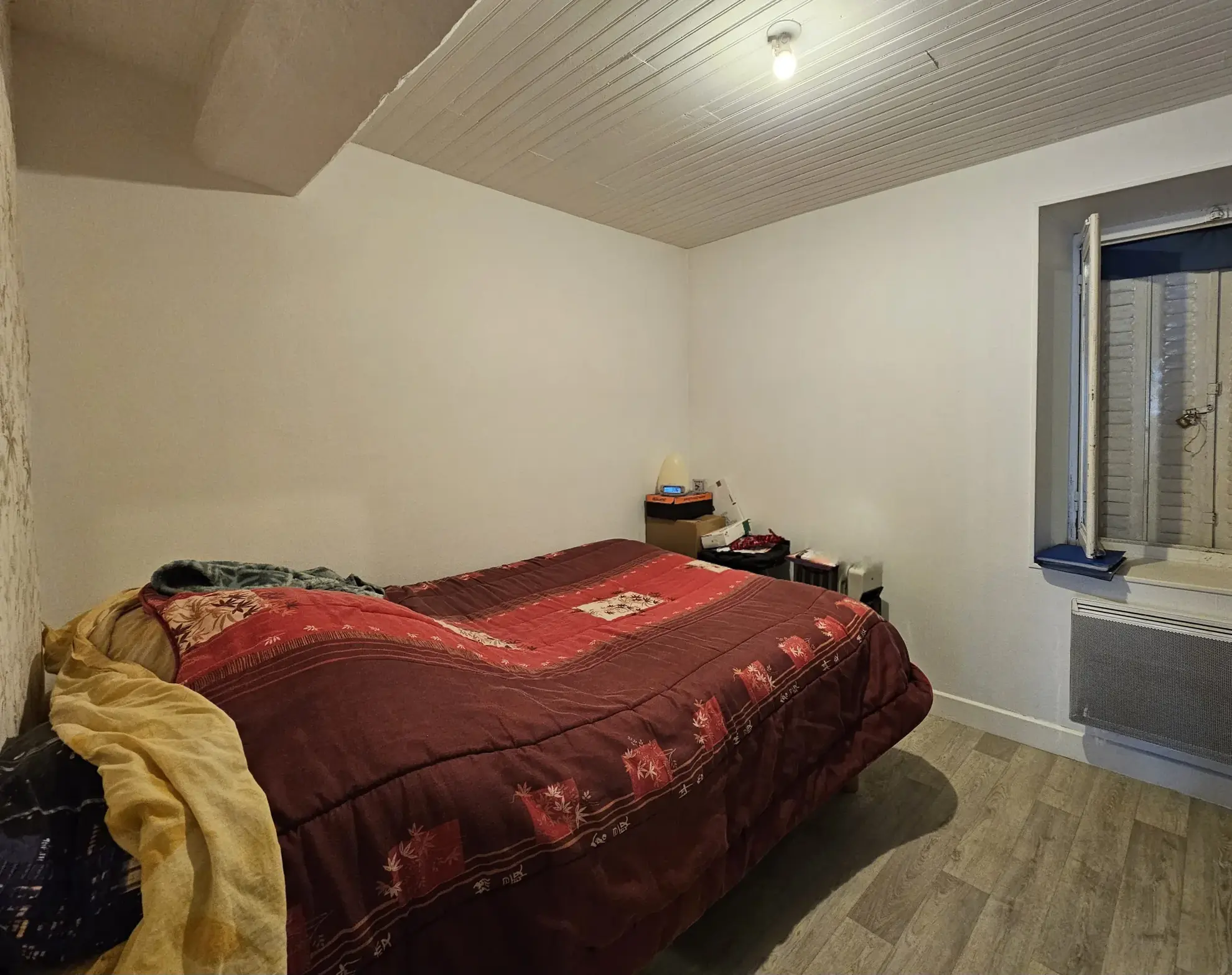 Ensemble immobilier avec appartement, maison de ville, grange et cave à Saint-Bonnet-Près-Riom 