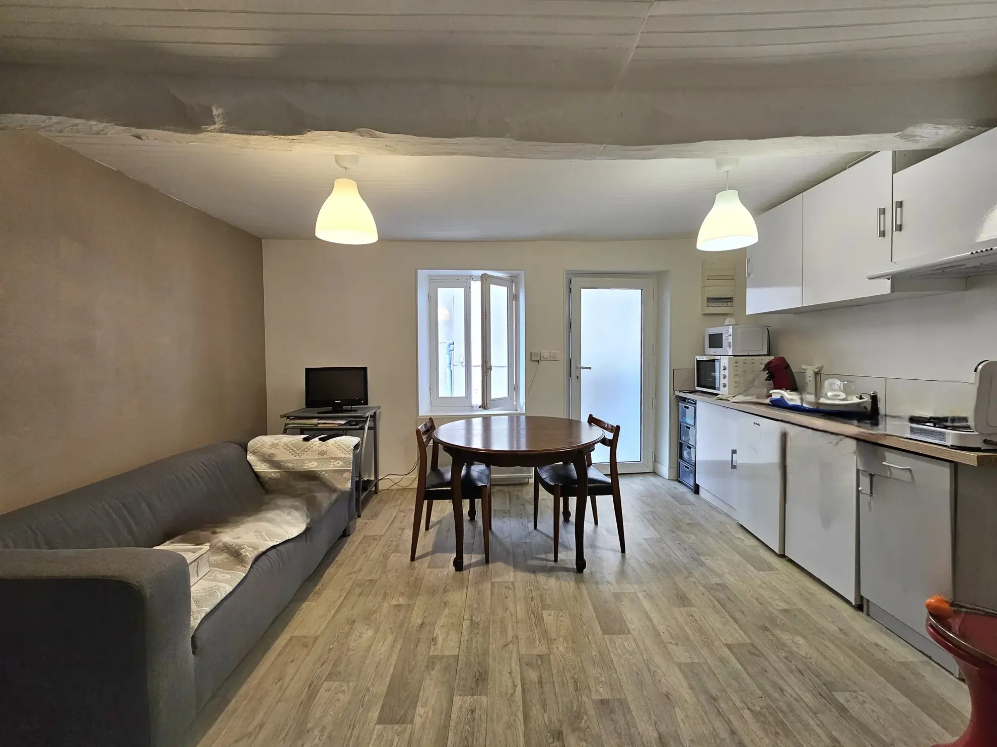 Ensemble immobilier avec appartement, maison de ville, grange et cave à Saint-Bonnet-Près-Riom 