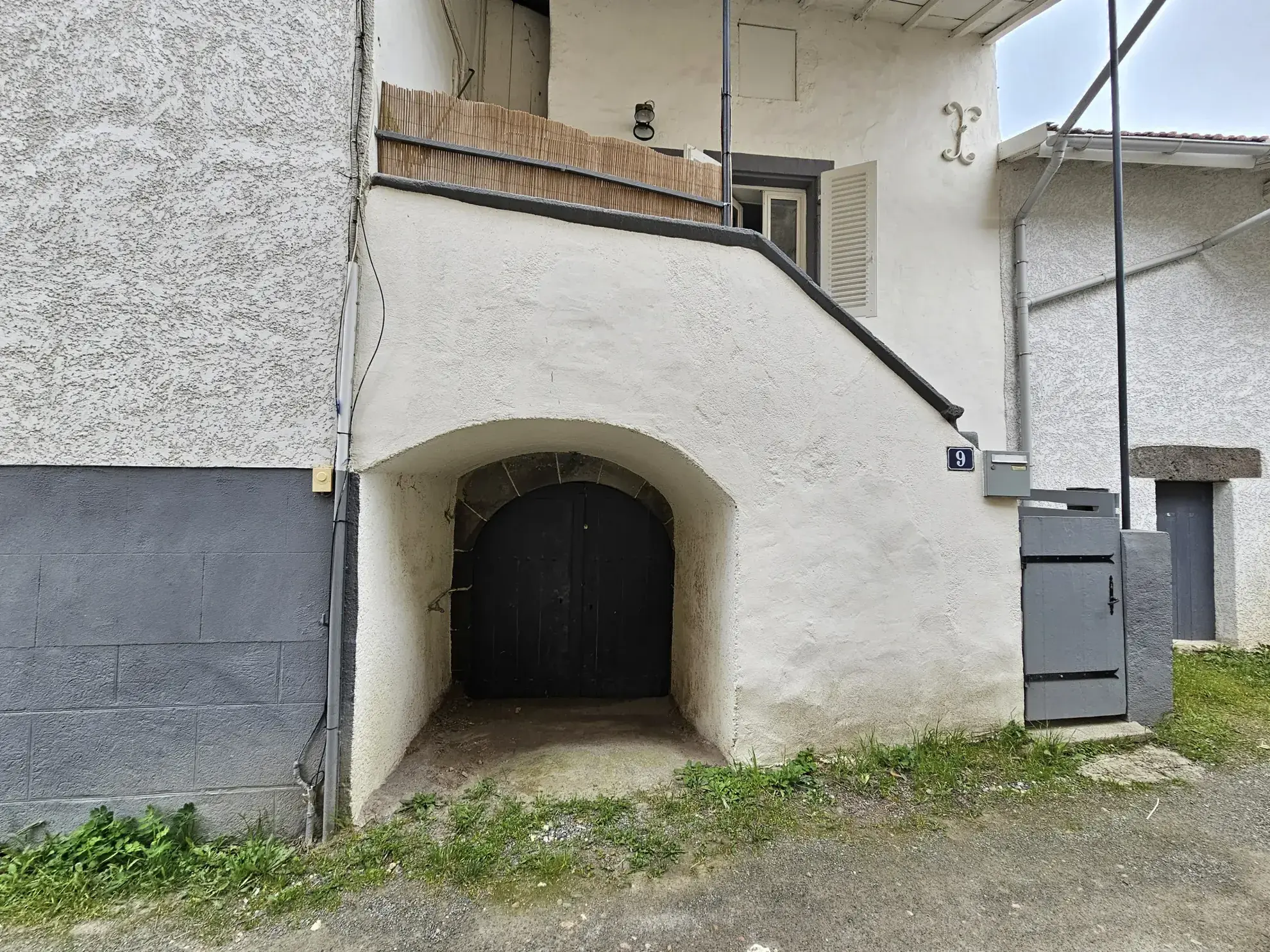Ensemble immobilier avec appartement, maison de ville, grange et cave à Saint-Bonnet-Près-Riom