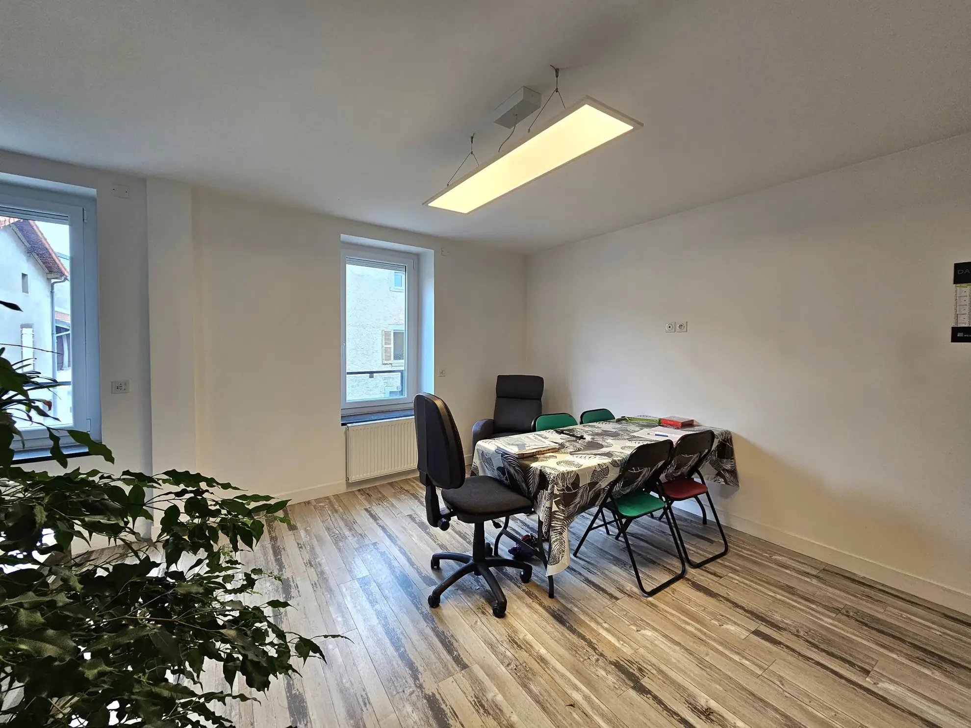 Ensemble immobilier avec appartement, maison de ville, grange et cave à Saint-Bonnet-Près-Riom 