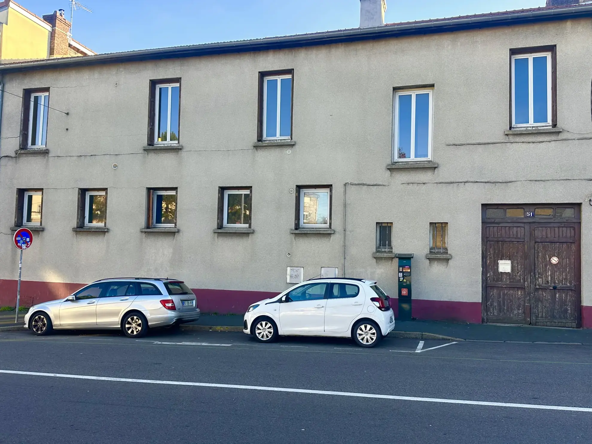 Maison de ville à Saint-Étienne avec potentiel de rénovation et grand volume intérieur 