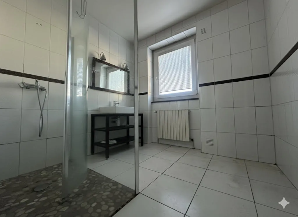 Maison de ville à Saint-Étienne avec potentiel de rénovation et grand volume intérieur 