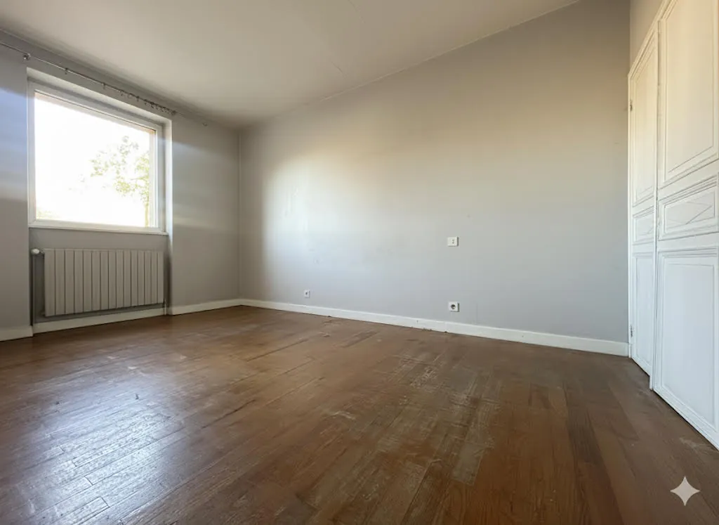 Maison de ville à Saint-Étienne avec potentiel de rénovation et grand volume intérieur 