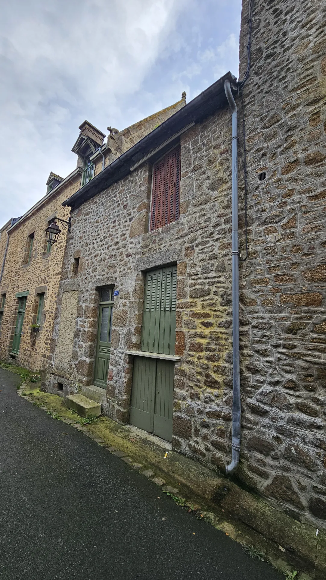 Maison en pierre à rénover au centre de Lassay les Chateaux 