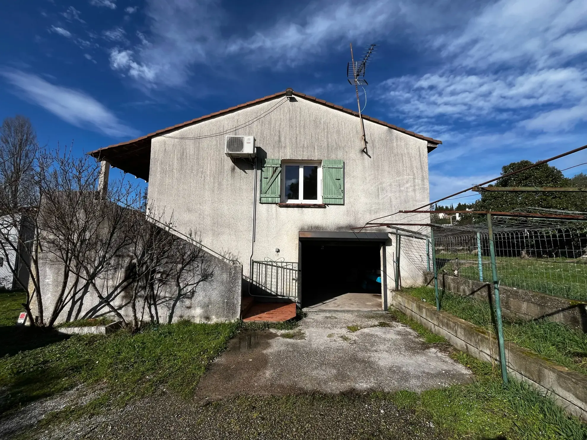 Maison F4 à vendre à Les Mages avec grand terrain et garage 