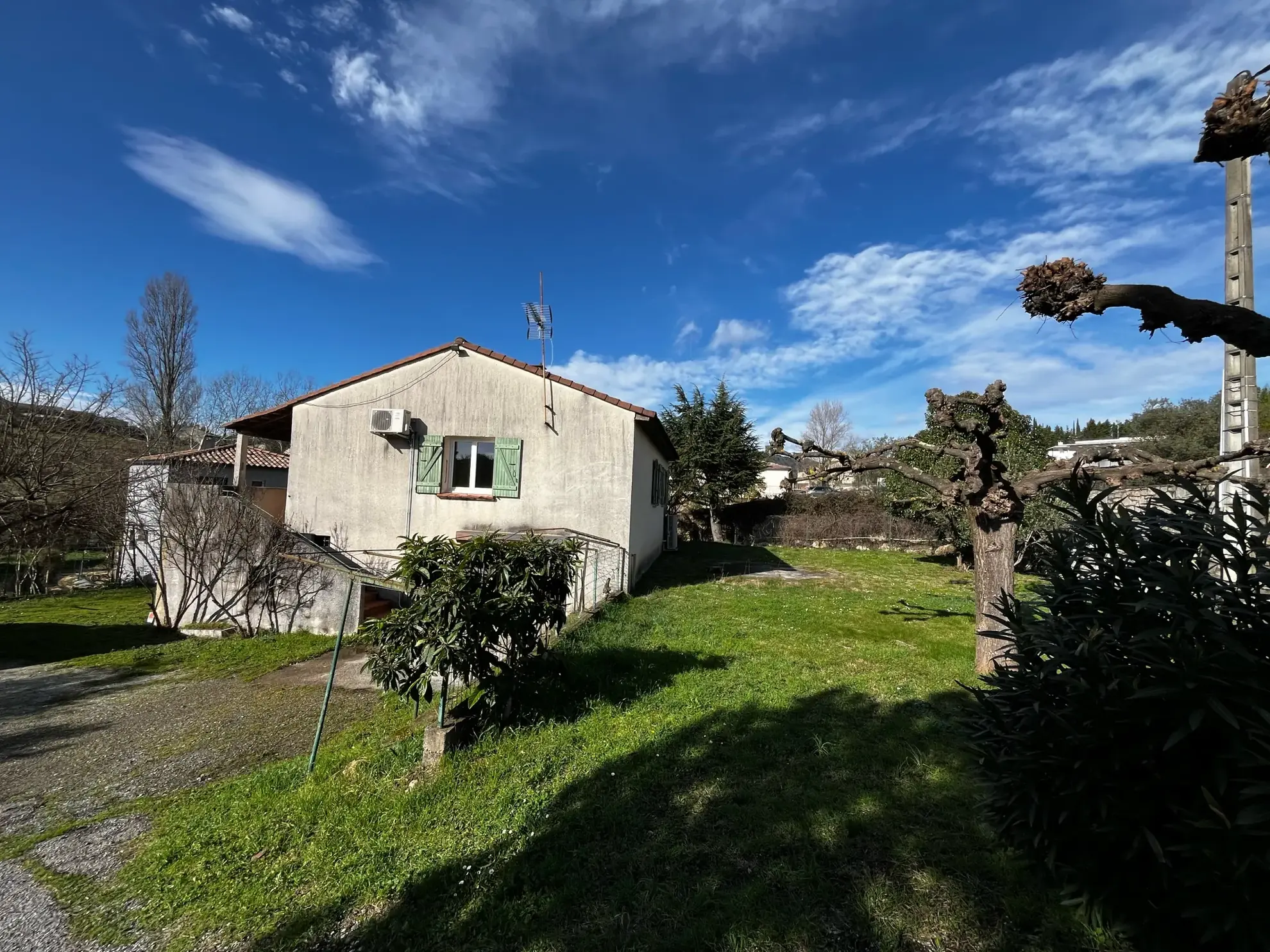 Maison F4 à vendre à Les Mages avec grand terrain et garage