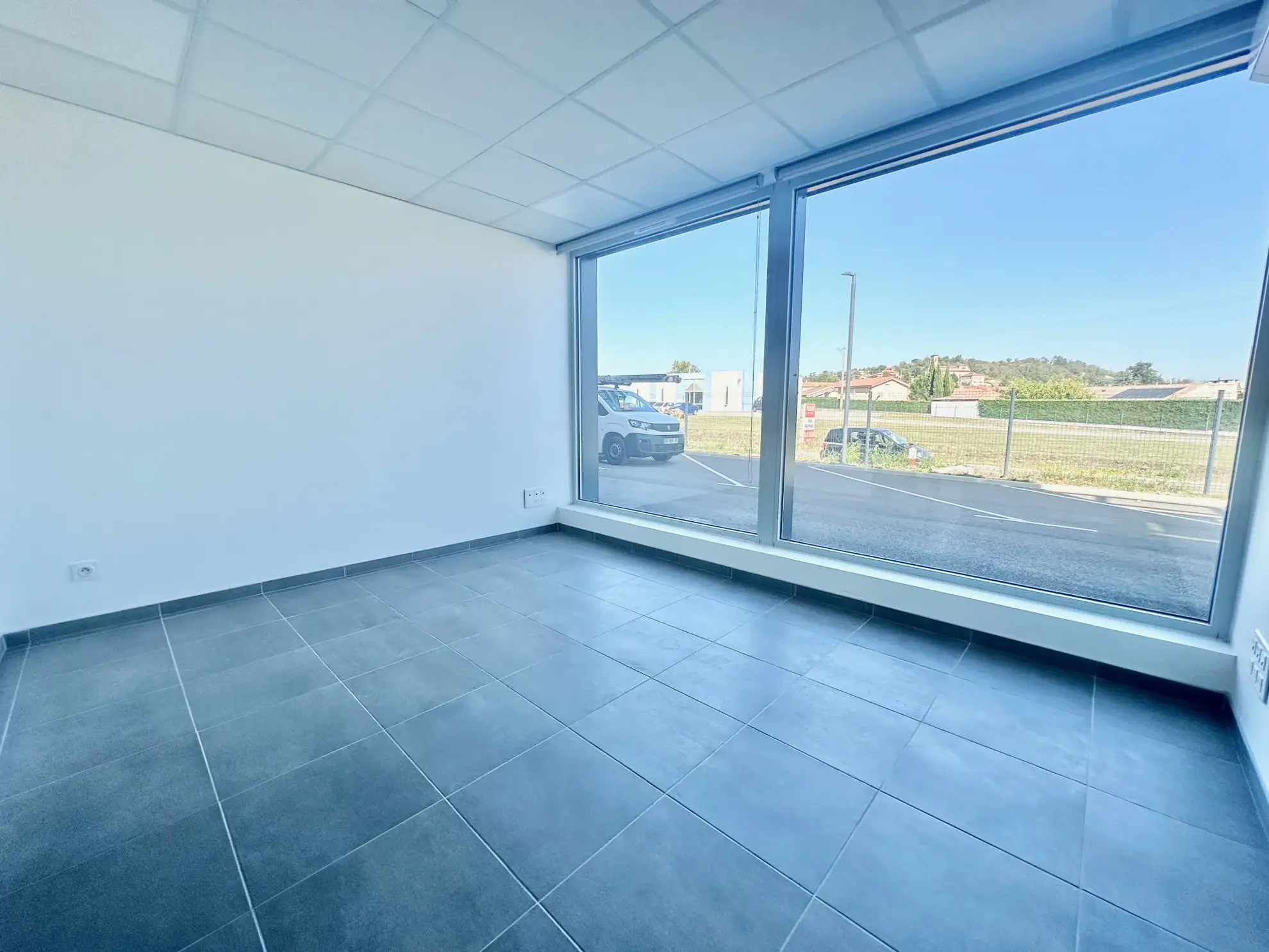 Bureaux neufs à Chanas avec parking privé et équipements modernes 