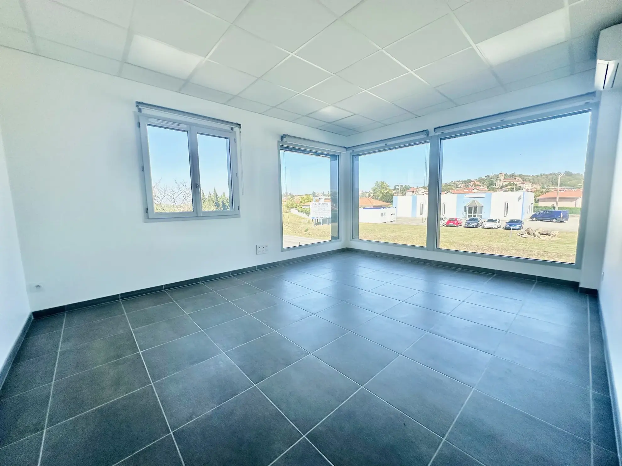 Bureaux neufs à Chanas avec parking privé et équipements modernes 