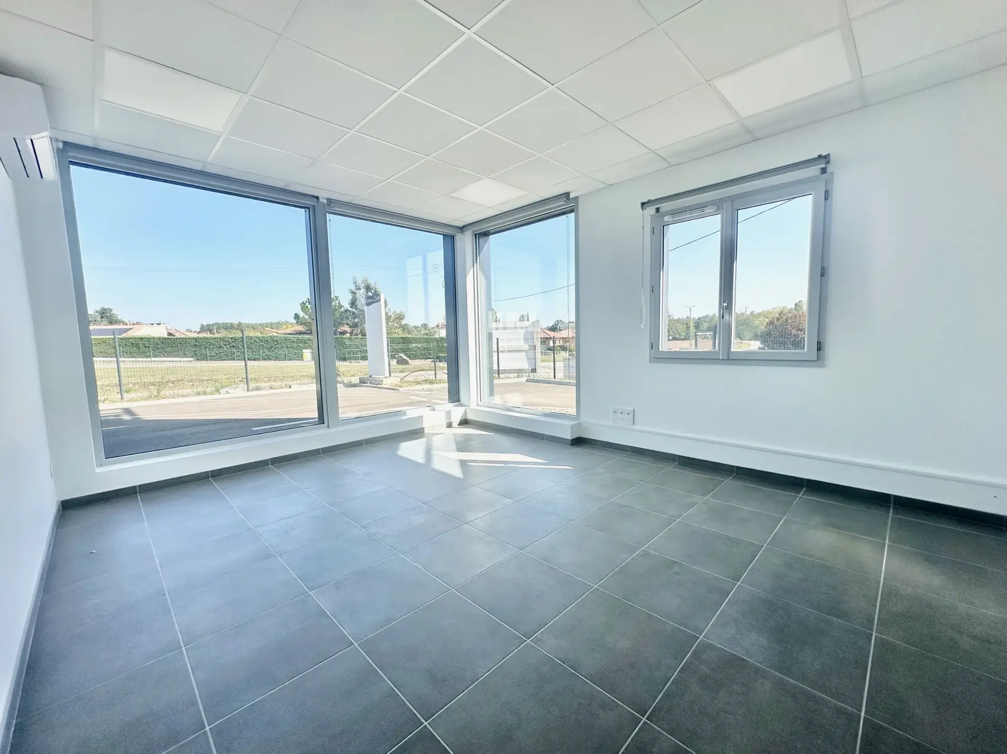 Bureaux neufs à Chanas avec parking privé et équipements modernes 