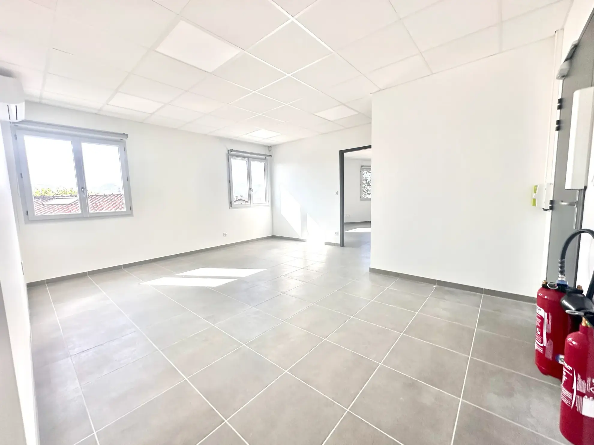 Bureaux neufs à Chanas avec parking privé et équipements modernes 