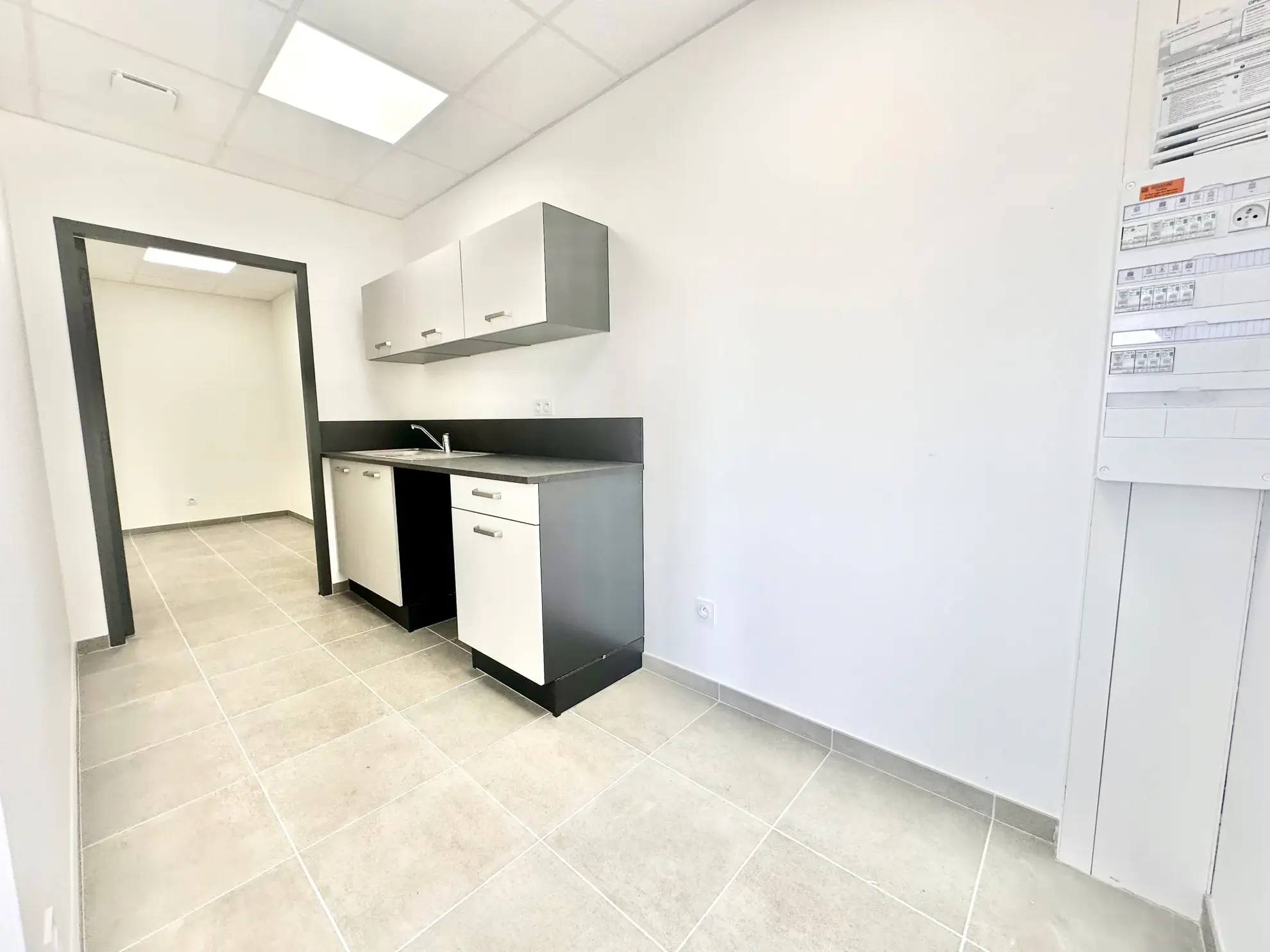 Bureaux neufs à Chanas avec parking privé et équipements modernes 