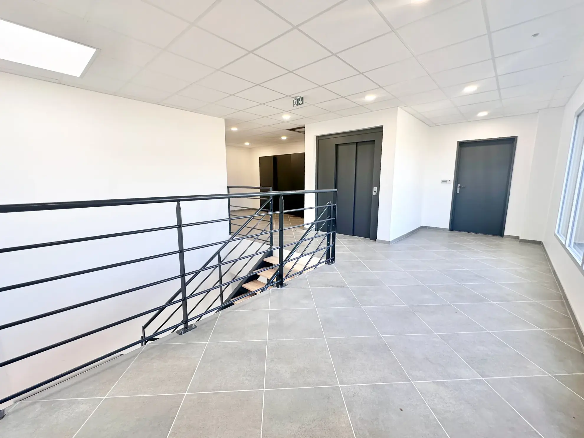 Bureaux neufs à Chanas avec parking privé et équipements modernes 