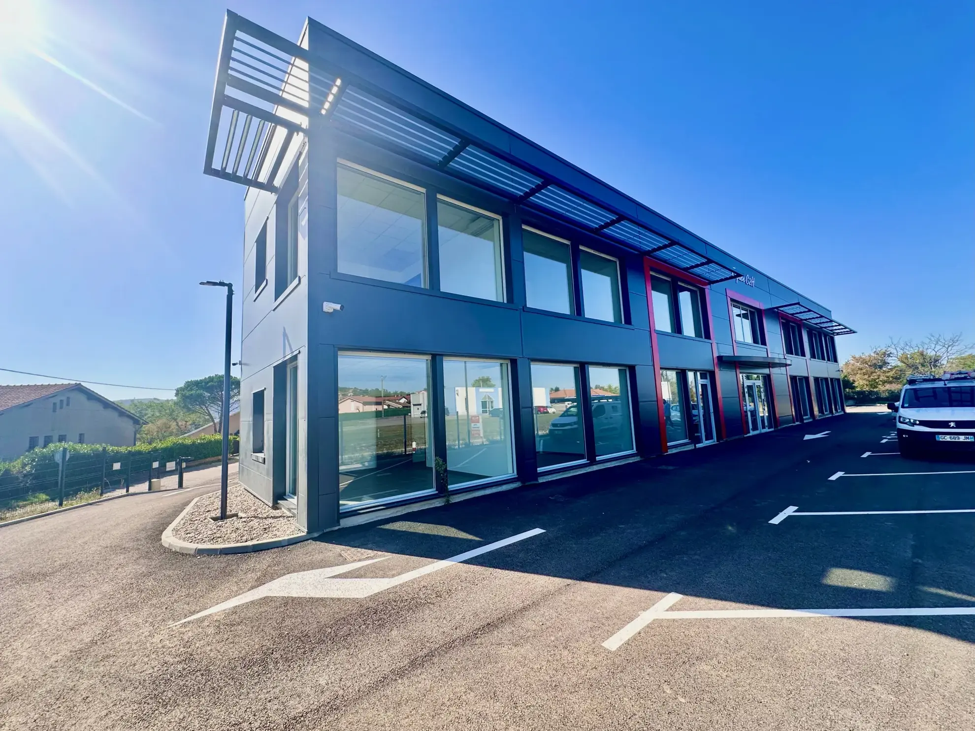 Bureaux neufs à Chanas avec parking privé et équipements modernes
