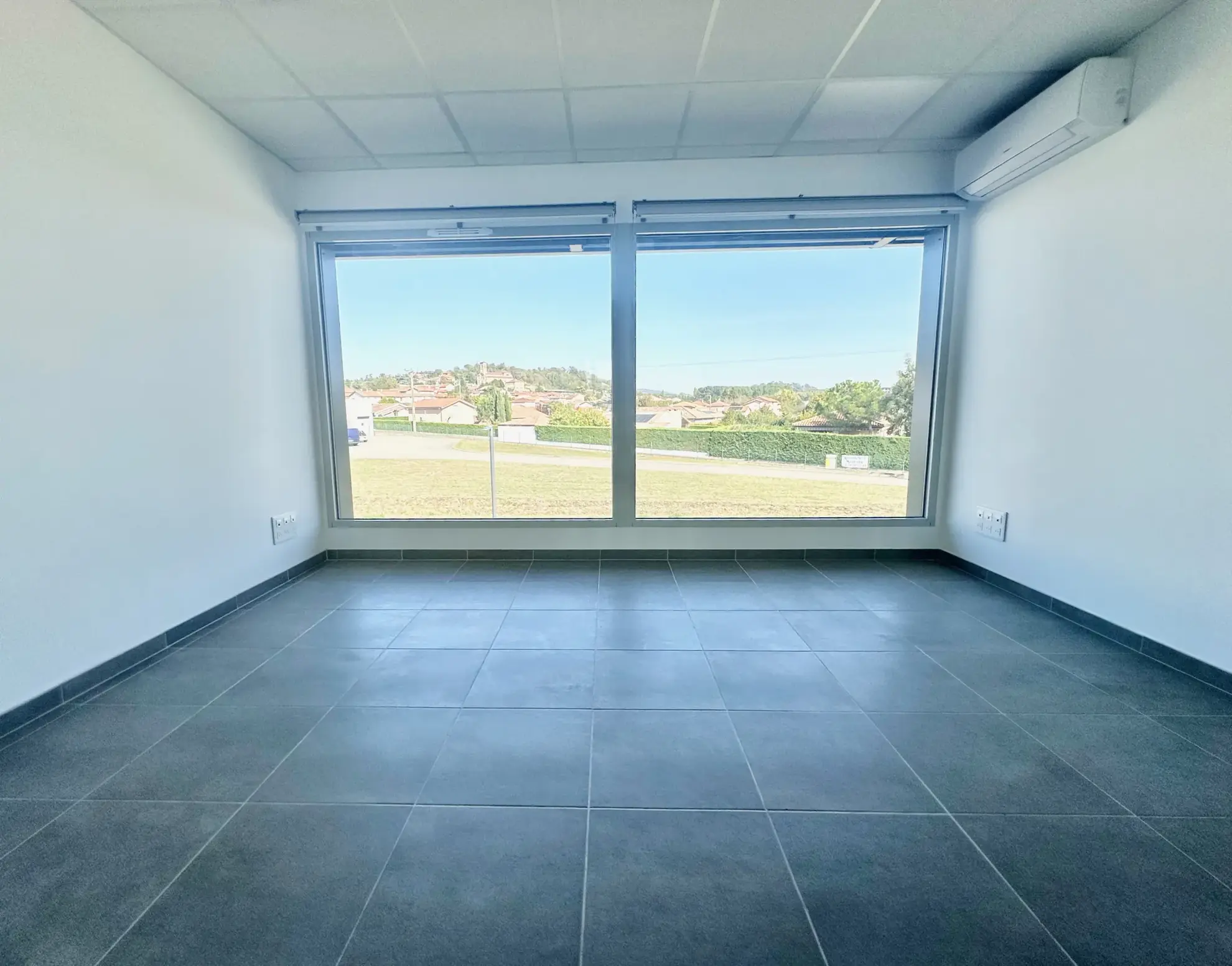 Bureaux neufs à Chanas avec parking privé et équipements modernes 