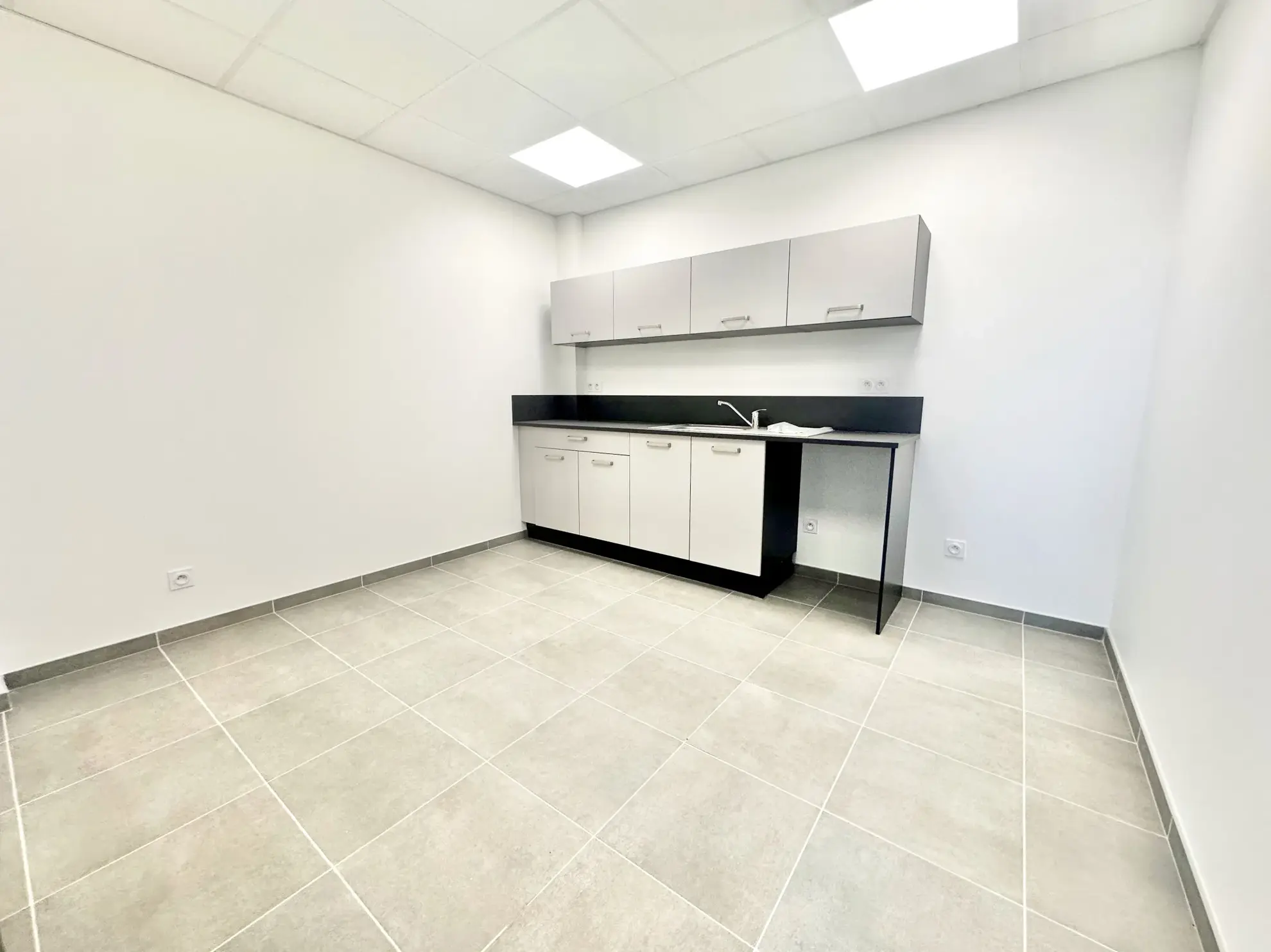 Bureaux neufs à Chanas avec parking privé et équipements modernes 