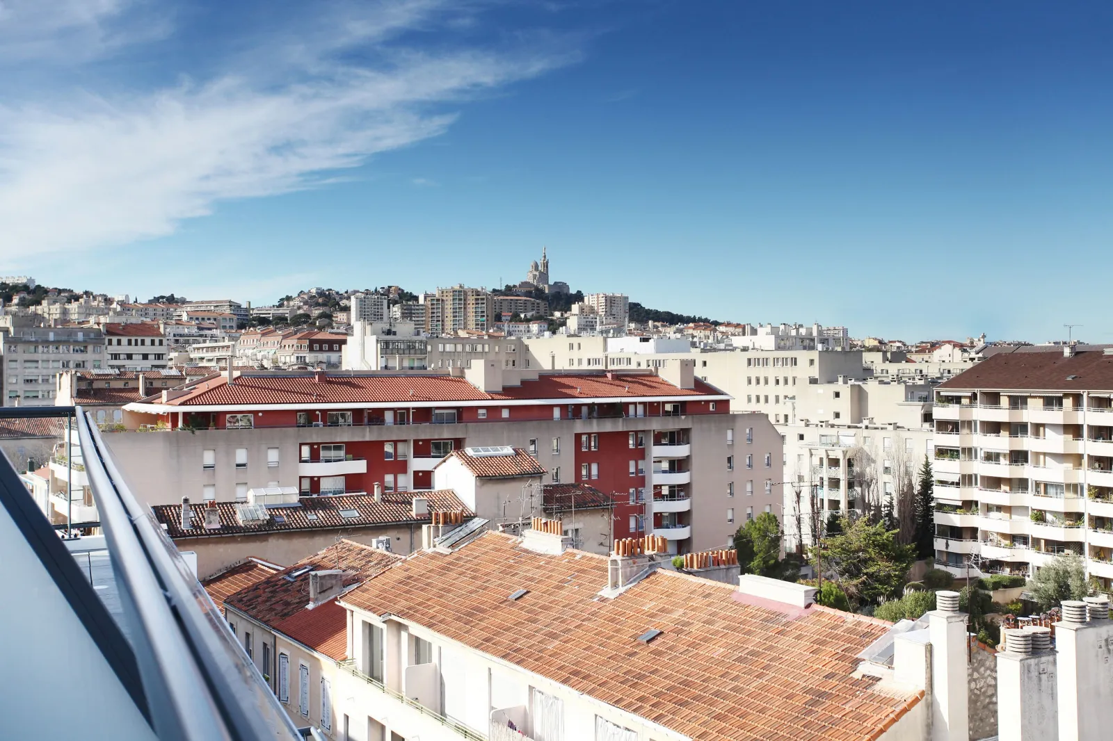 Investissement immobilier à Marseille : Studio en résidence de services avec parking et balcon