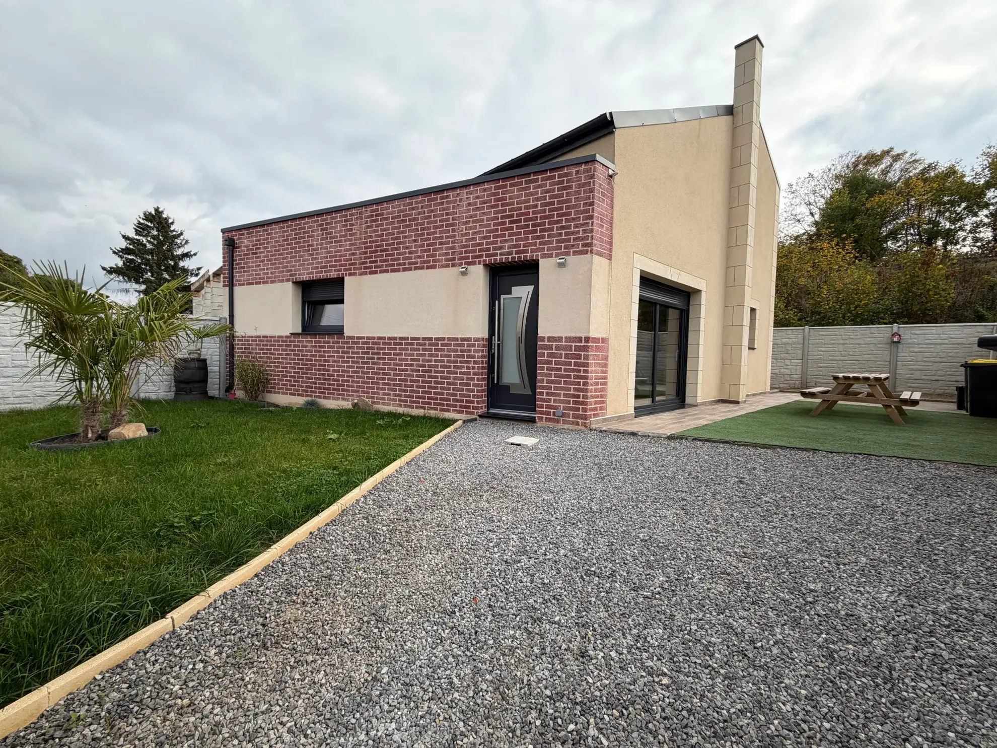 Maison individuelle moderne à Denain avec 3 chambres et jardin, à proximité des commodités 
