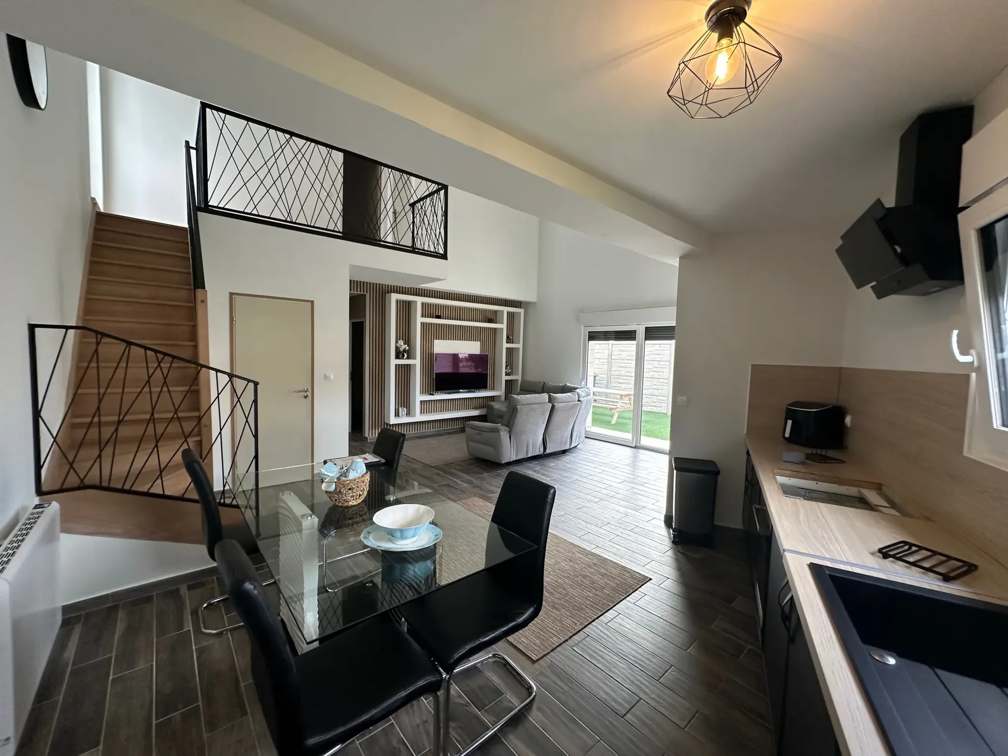 Maison individuelle moderne à Denain avec 3 chambres et jardin, à proximité des commodités 