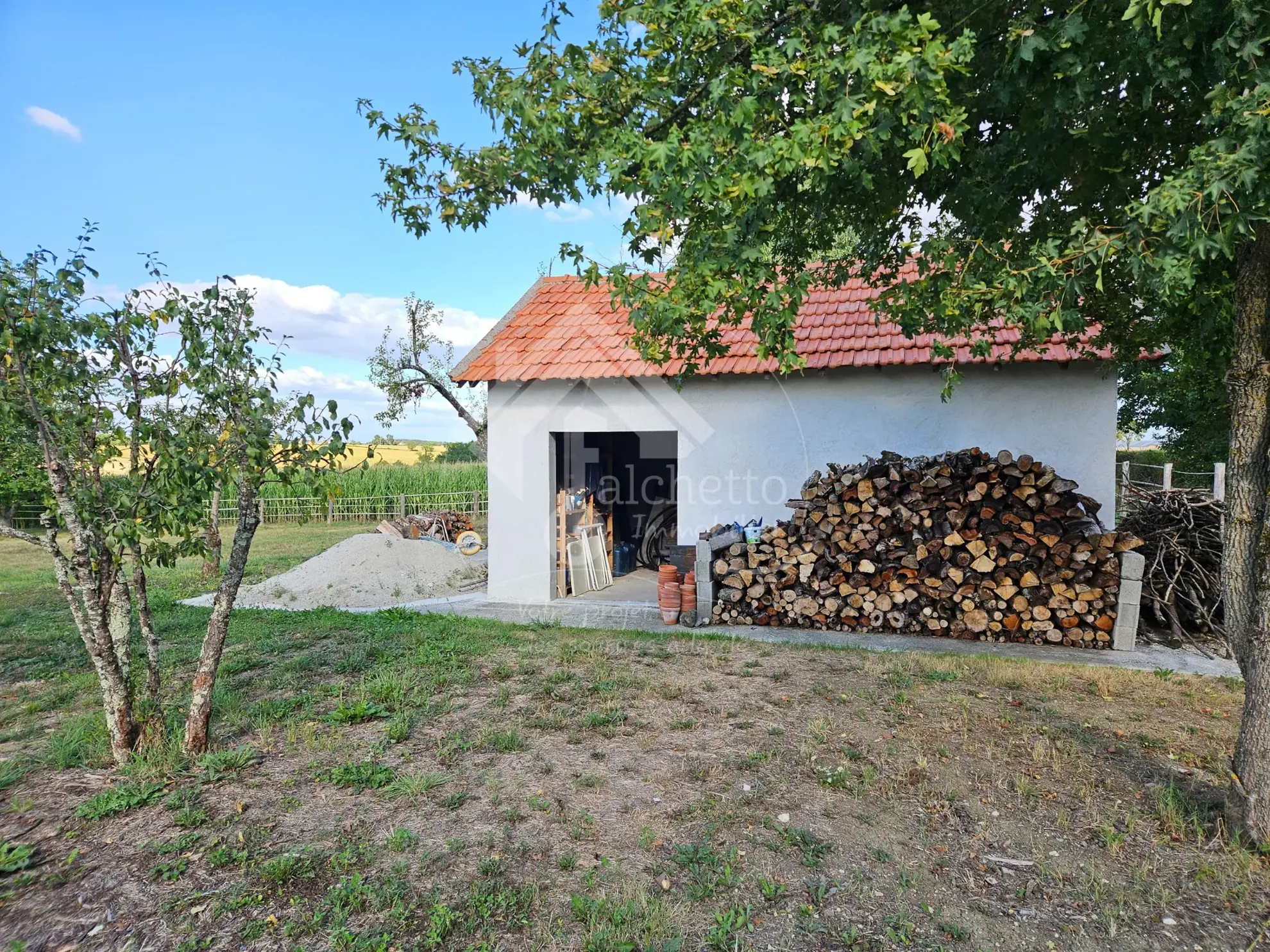 Maison de plain-pied à Jaligny-sur-Besbre avec grand terrain et charme bucolique 