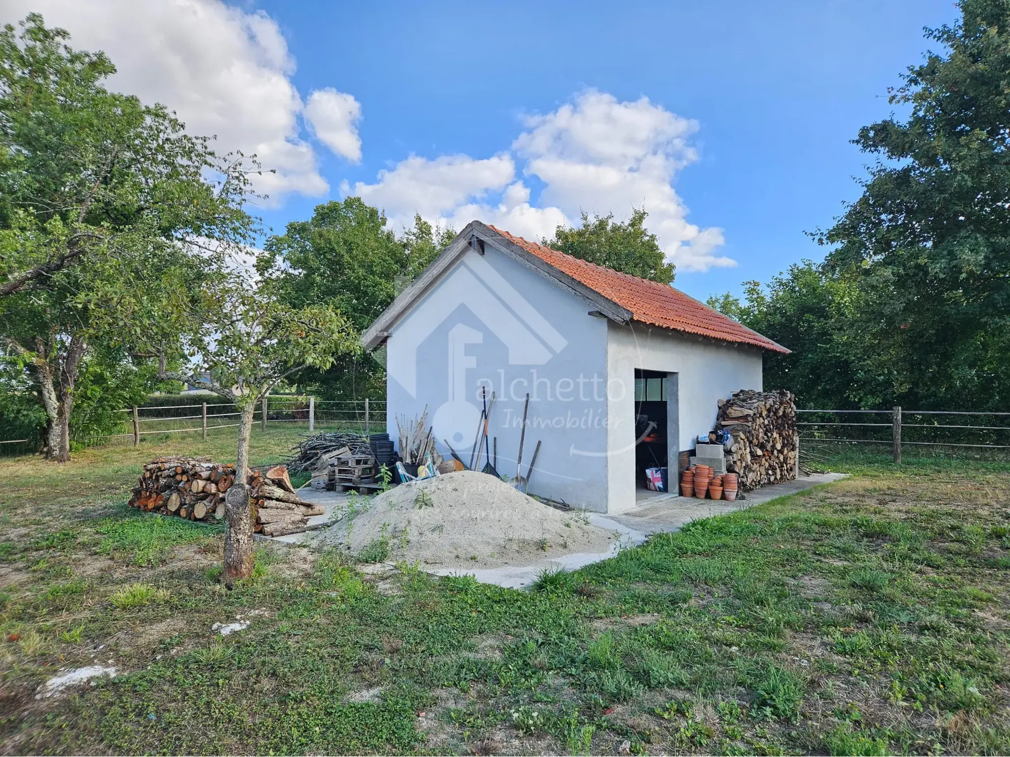Maison de plain-pied à Jaligny-sur-Besbre avec grand terrain et charme bucolique 