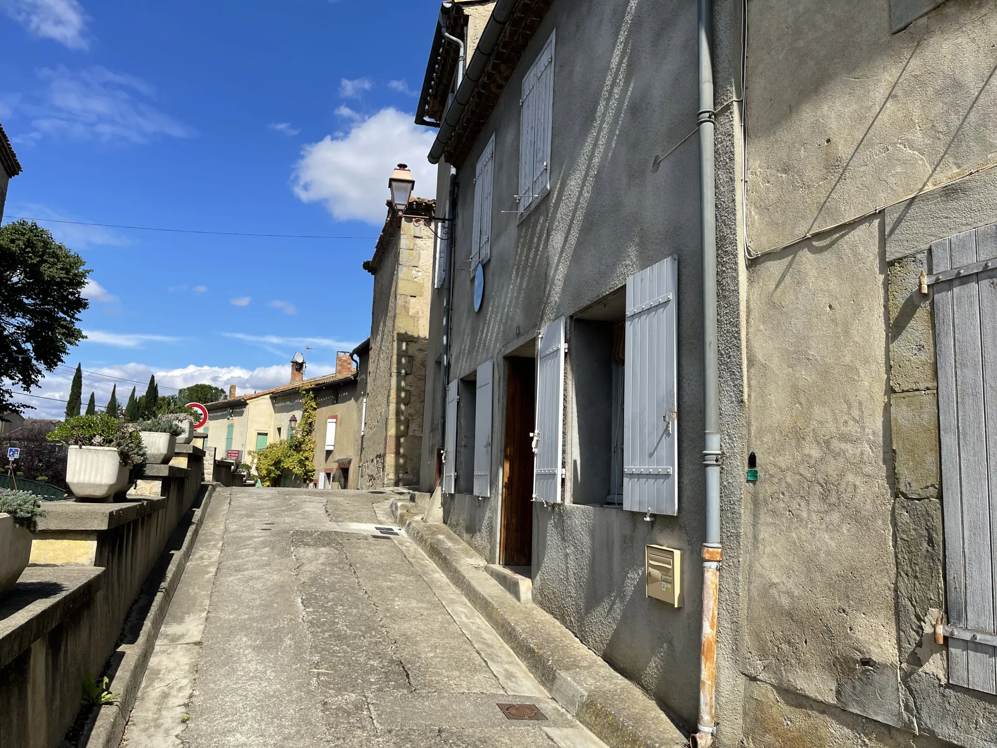 Maison de village à Leuc - 74 m², 2 chambres, à rénover, proche Carcassonne 