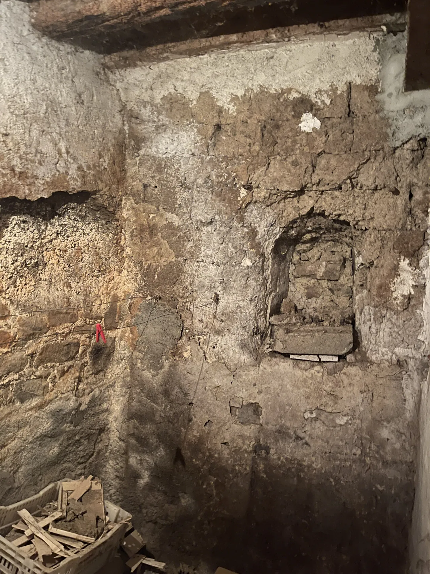 Maison de village à Leuc - 74 m², 2 chambres, à rénover, proche Carcassonne 