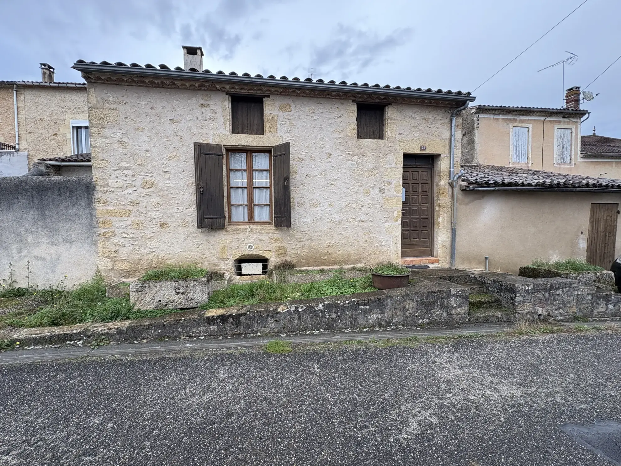 Maison en pierre à Saint Macaire avec garage, jardin et potentiel de rénovation 