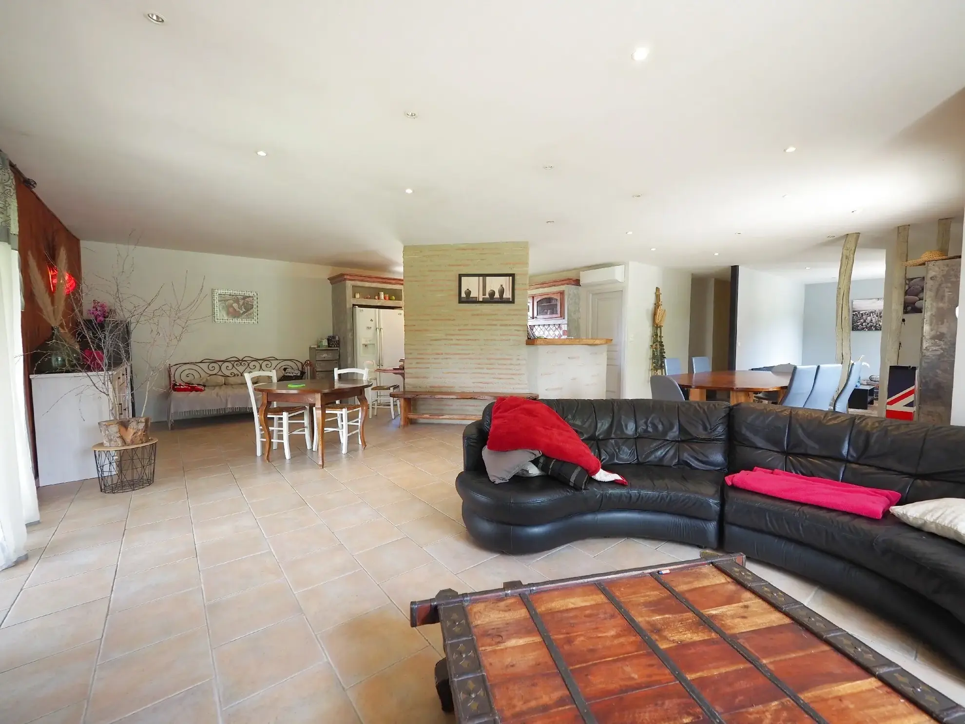 Villa de plain-pied moderne de 168 m² à La Réole, environnement calme 