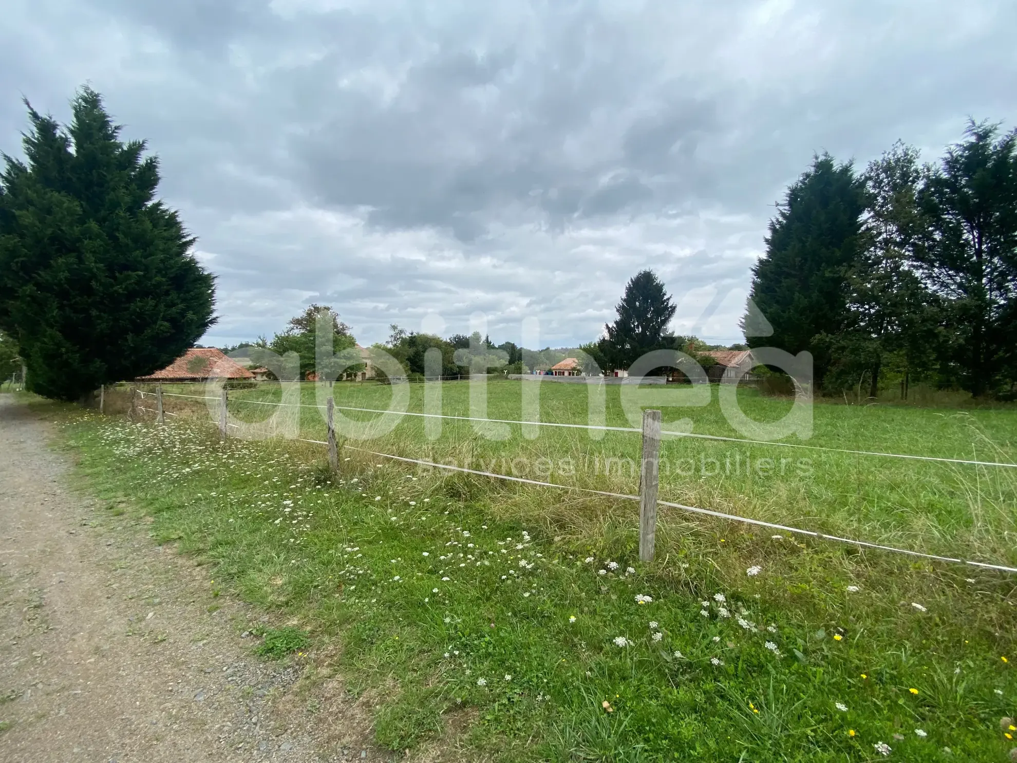 Terrain constructible à Cherves-Chatelars de 1765 m2 dans un environnement calme 