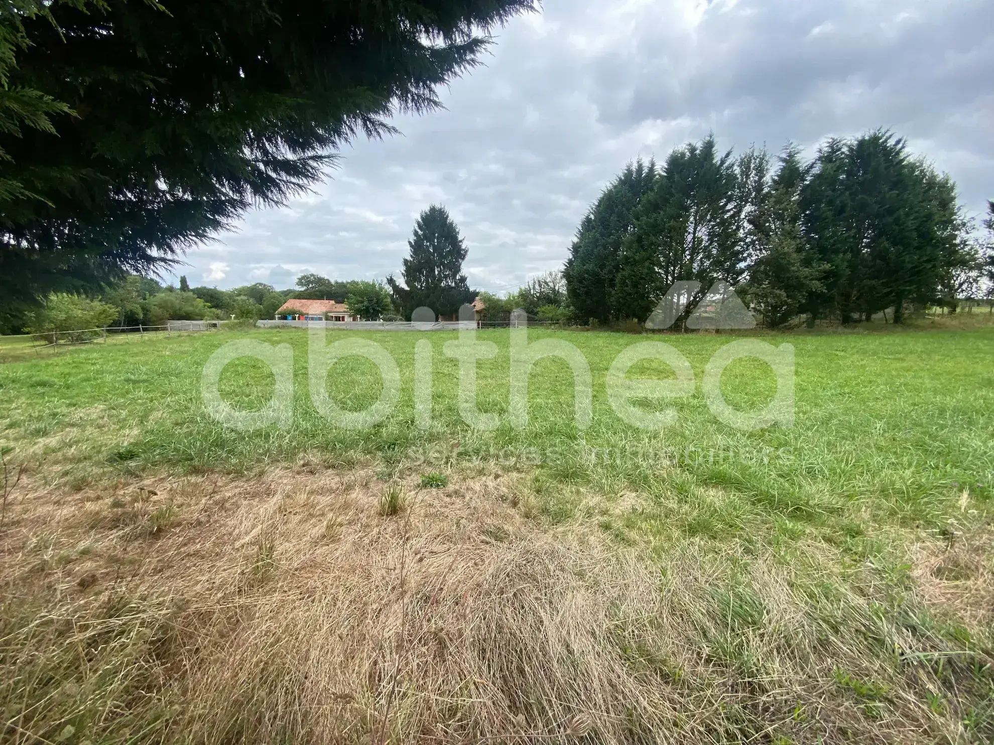 Terrain constructible à Cherves-Chatelars de 1765 m2 dans un environnement calme 