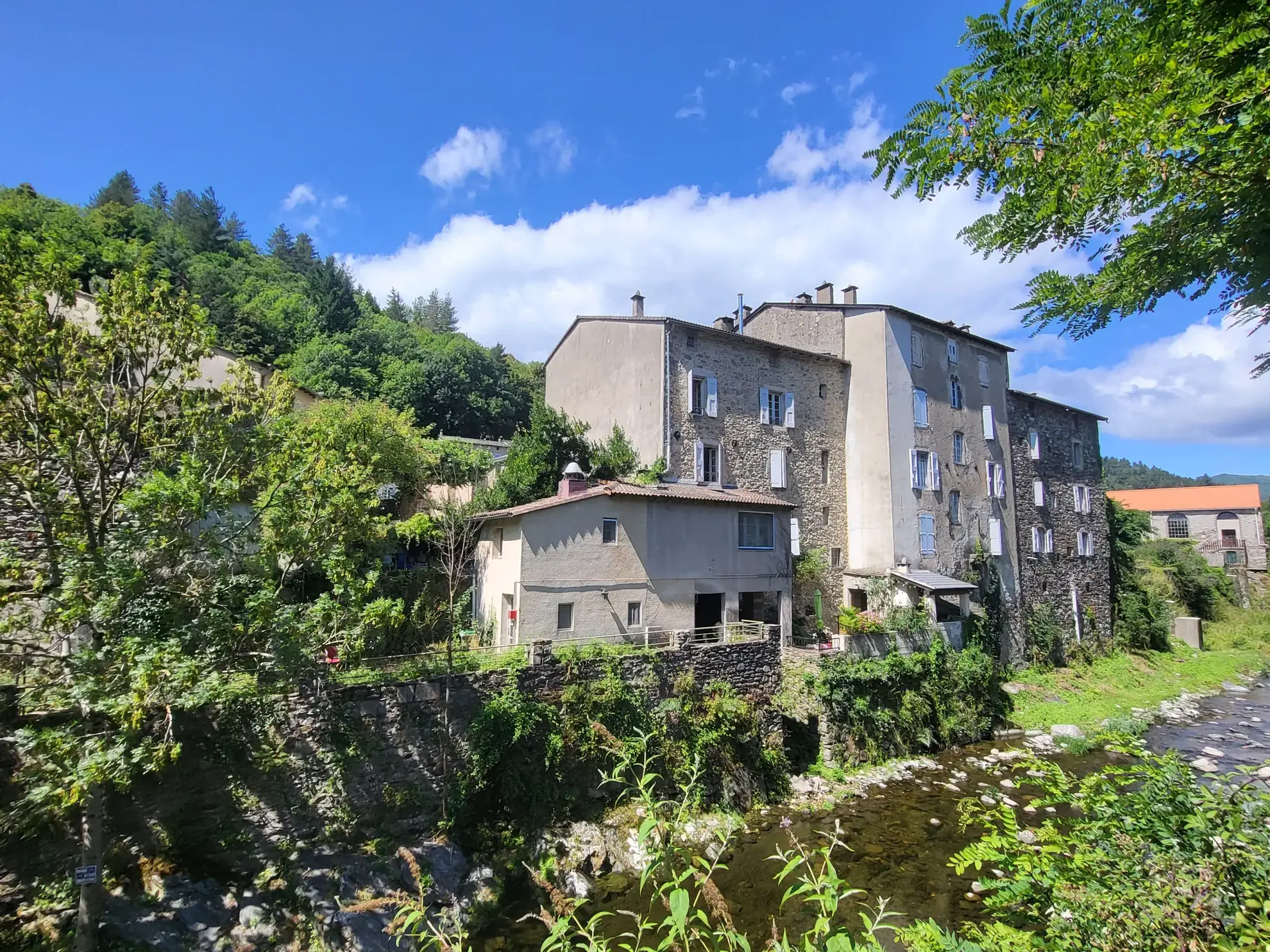 Ancien hôtel restaurant de 324 m² à Saint-André-de-Valborgne dans les Cévennes