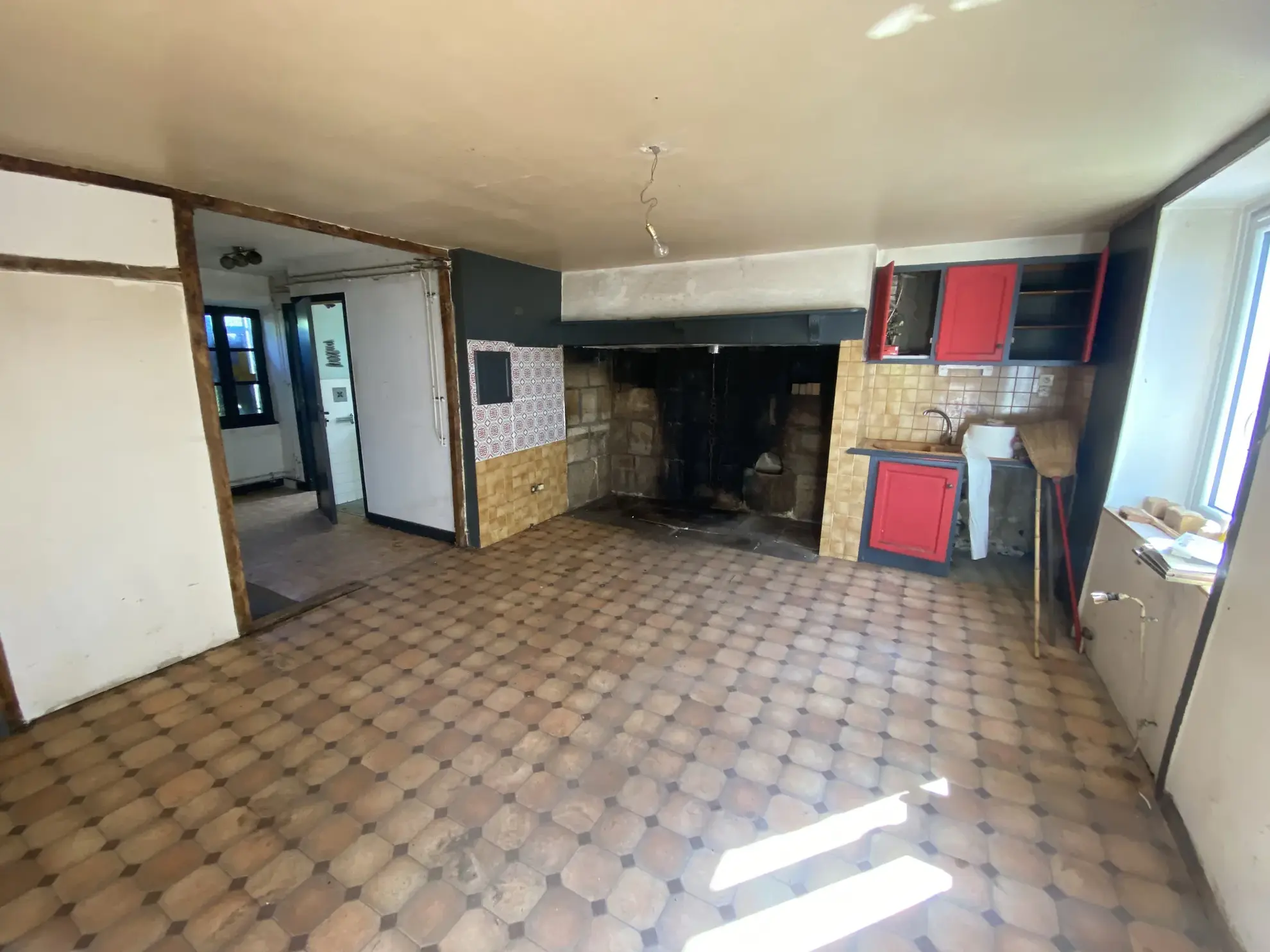 Maison en pierre authentique de 1900 avec potentiel de rénovation à Champagnac la Prune 