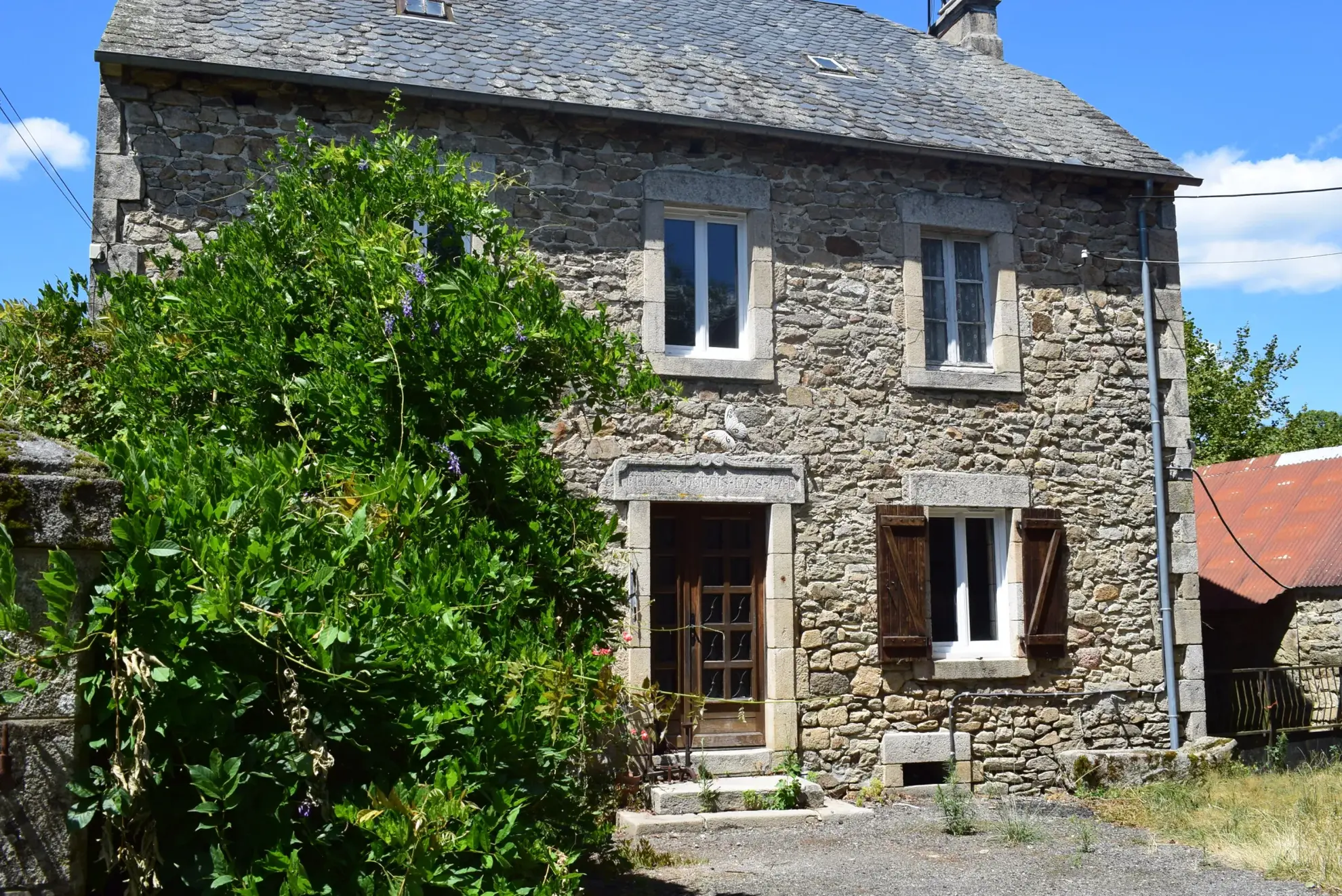 Maison en pierre authentique de 1900 avec potentiel de rénovation à Champagnac la Prune