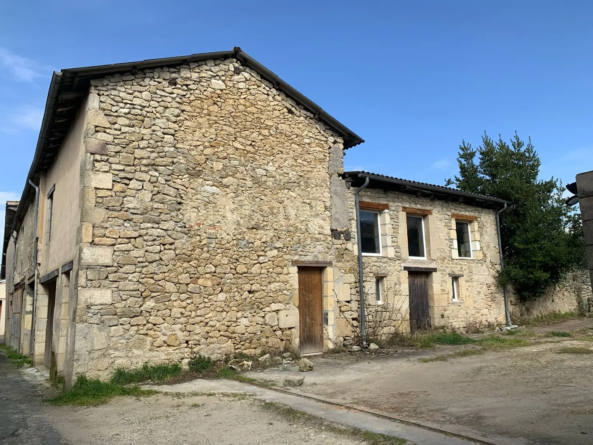 Garage à vendre à Sauveterre de Guyenne avec parking et jardin - Projet de rénovation