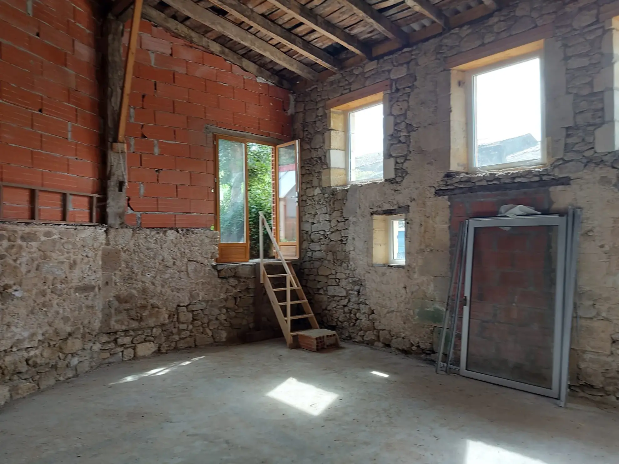 Garage à vendre à Sauveterre de Guyenne avec parking et jardin - Projet de rénovation 