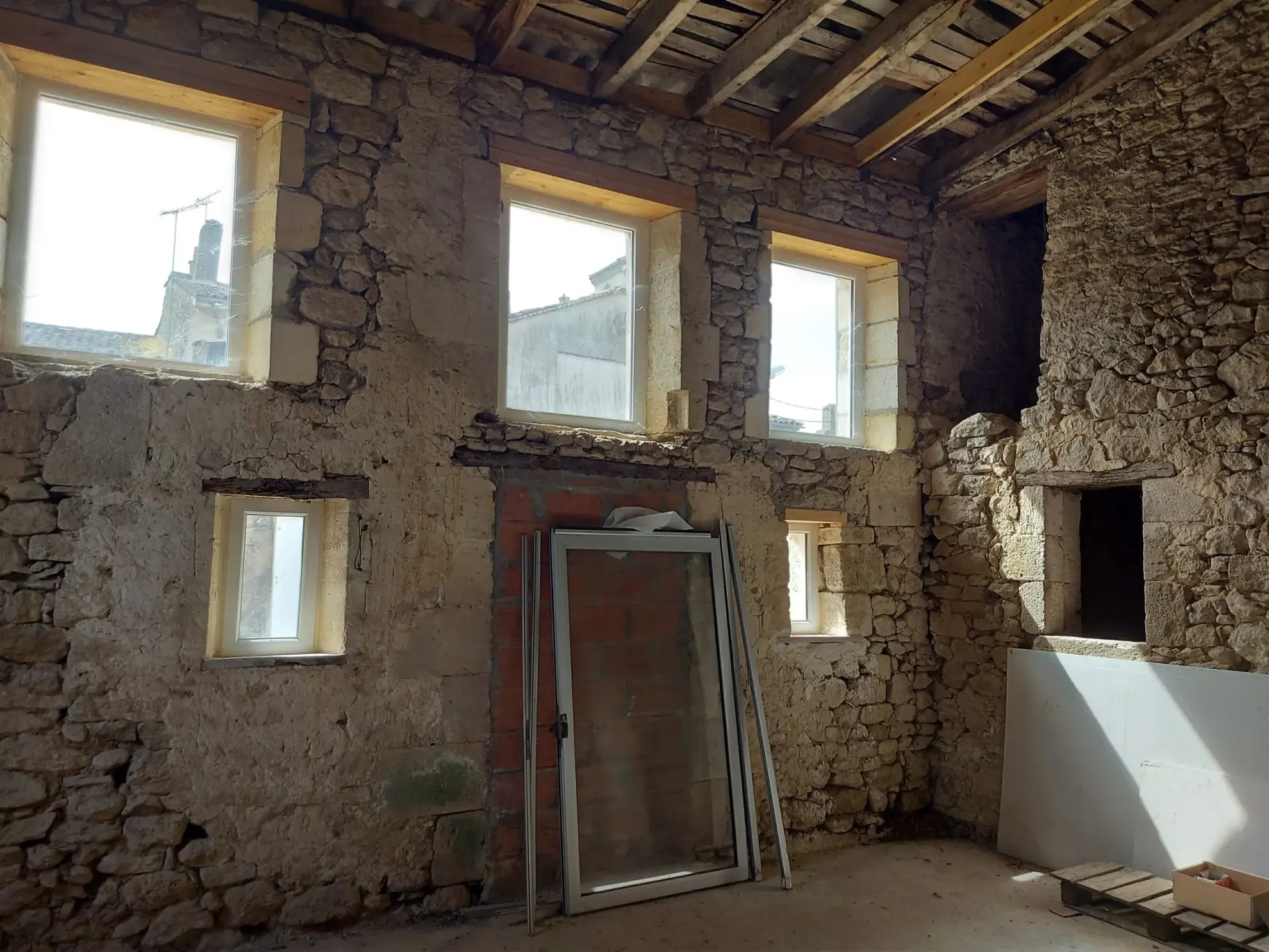 Garage à vendre à Sauveterre de Guyenne avec parking et jardin - Projet de rénovation 