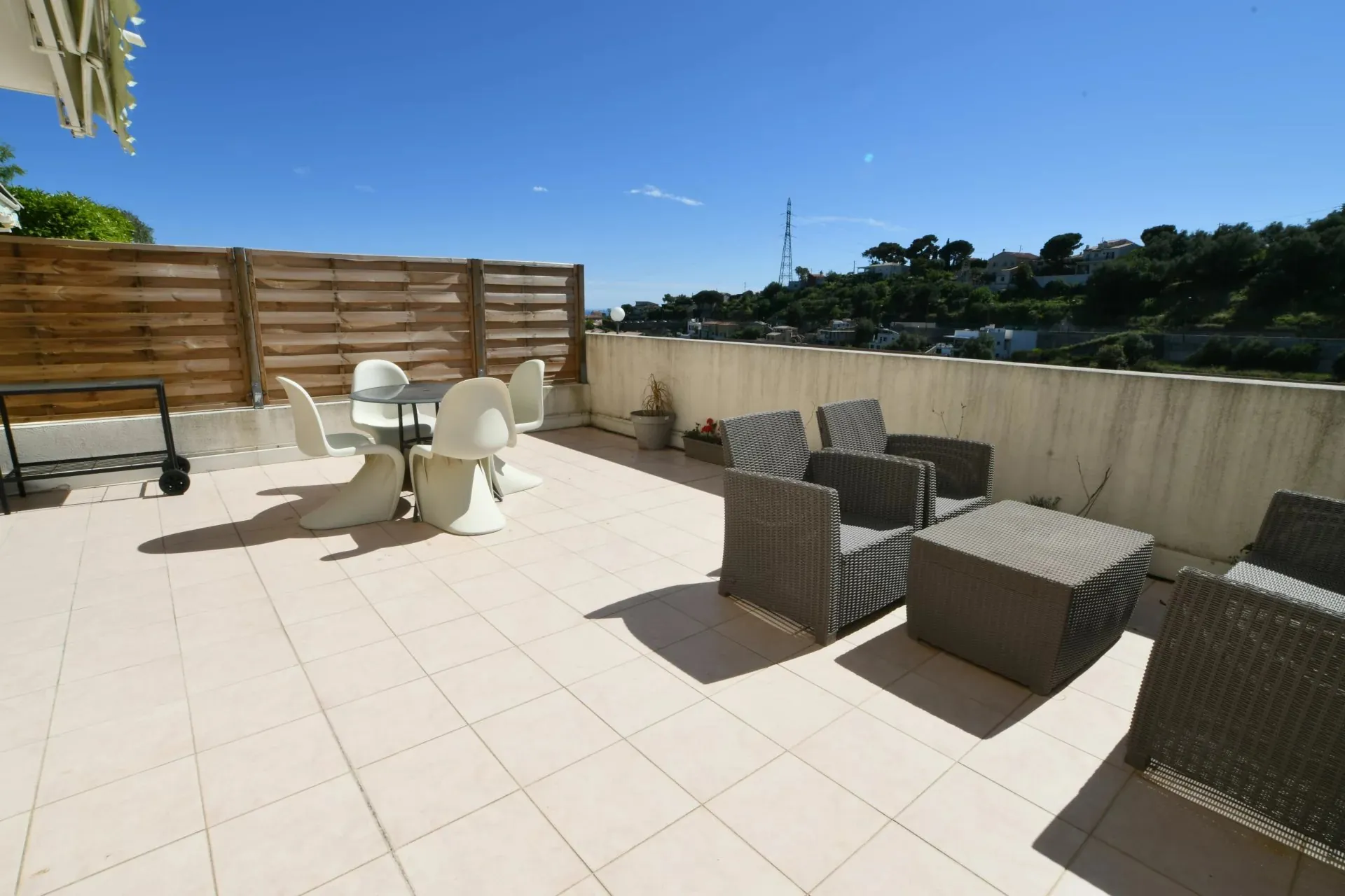 Appartement 2 pièces avec terrasse à Nice - Calme et parking inclus 