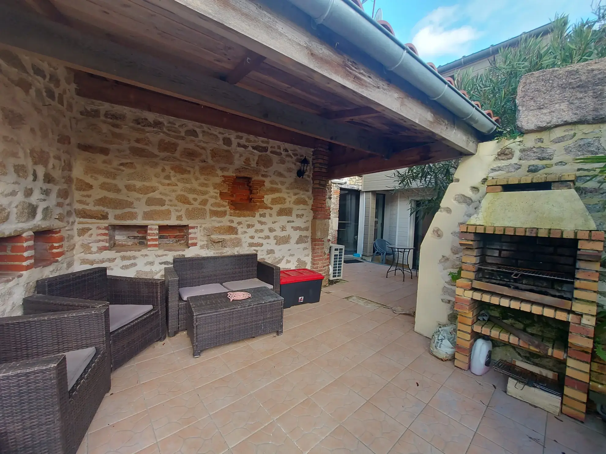 Maison de bourg de 182 m² avec terrasse et grenier aménageable à Saint-Amand-sur-Sevre