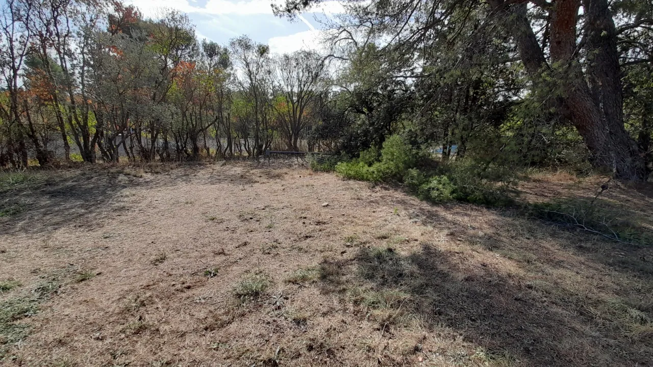 Terrain à bâtir de 338 m² à Lambesc, exposé sud, environnement verdoyant